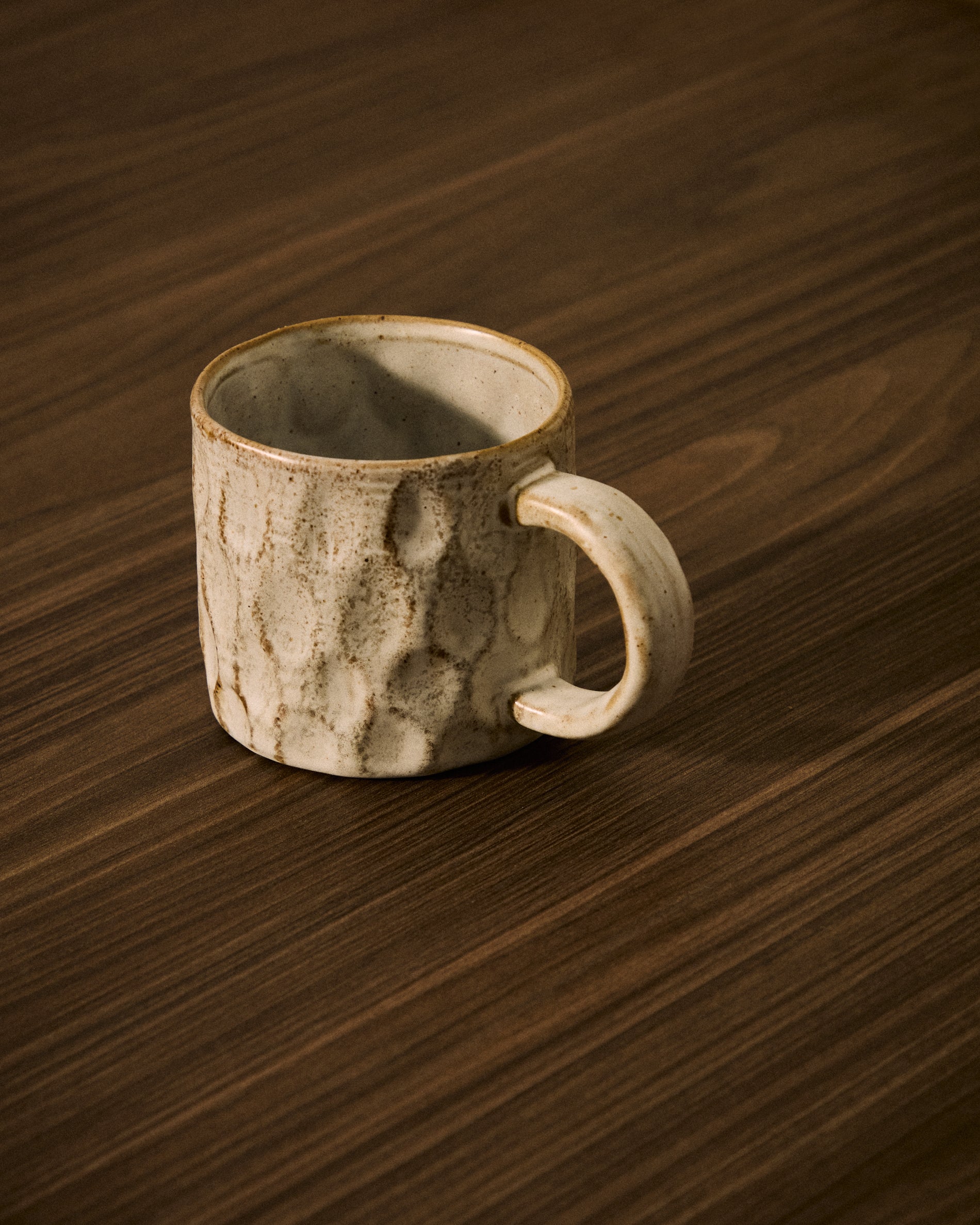 Alenia mug in grey ceramic - Lifestyle