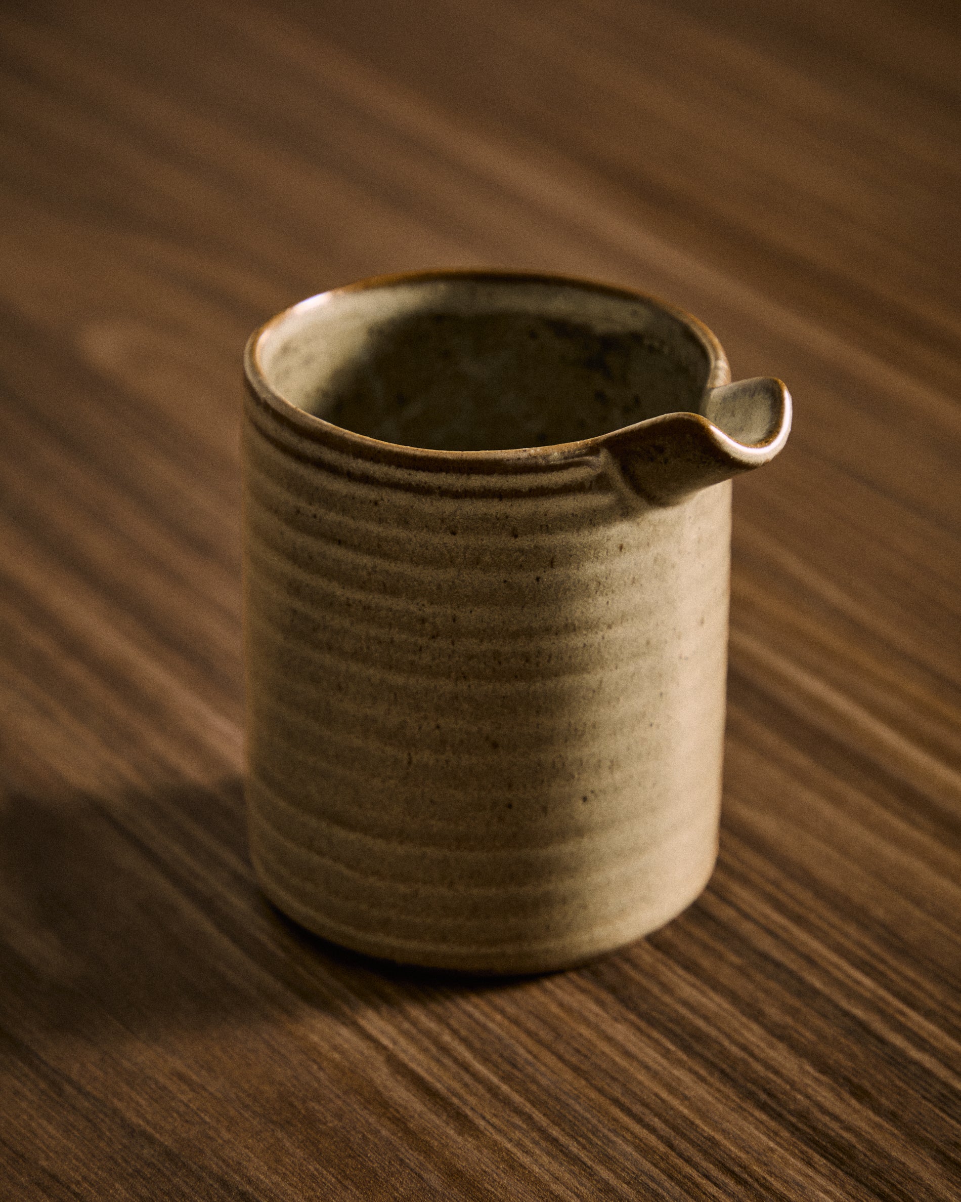 Alenia brown ceramic mug - Lifestyle