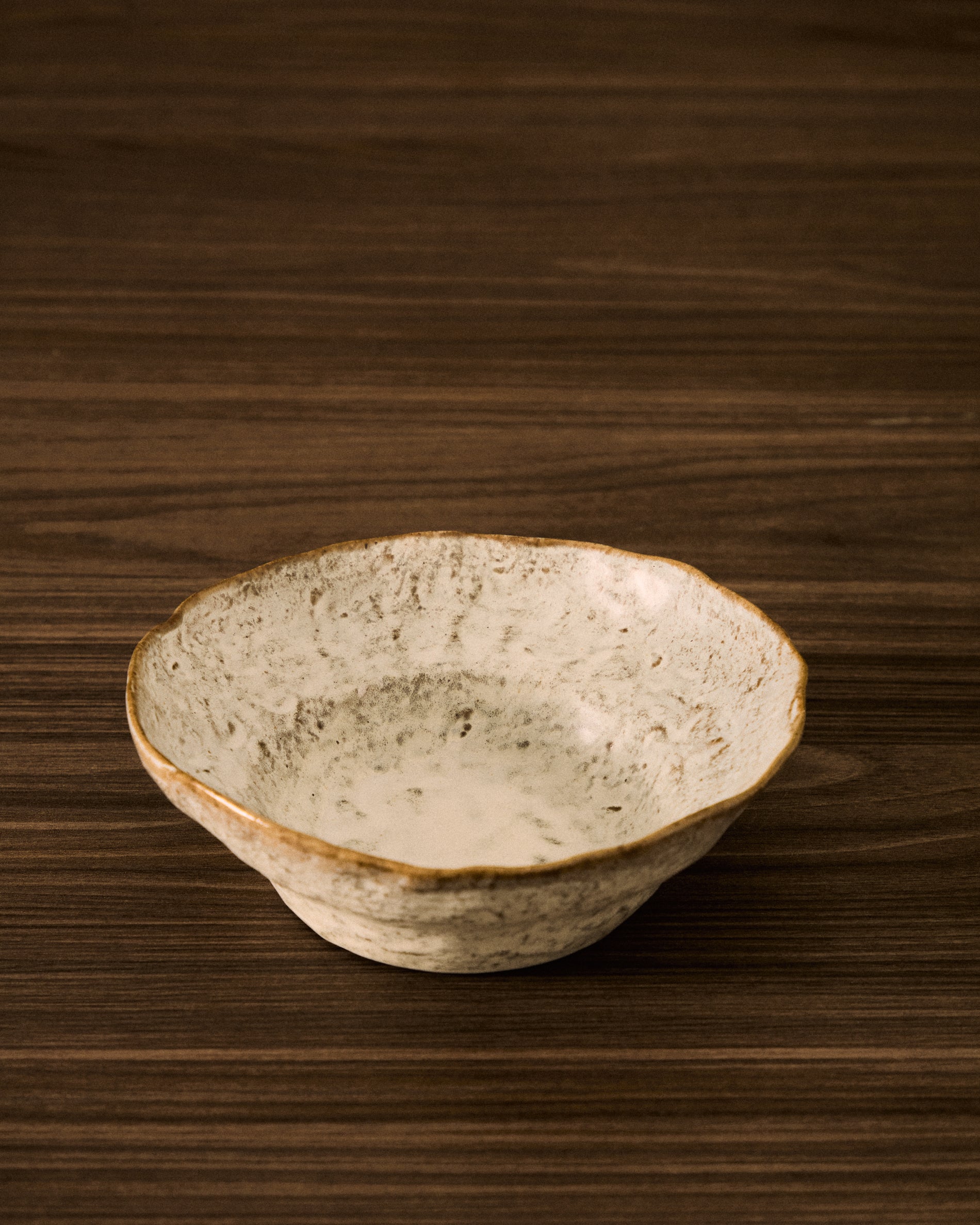Alenia deep plate in grey ceramic - Lifestyle