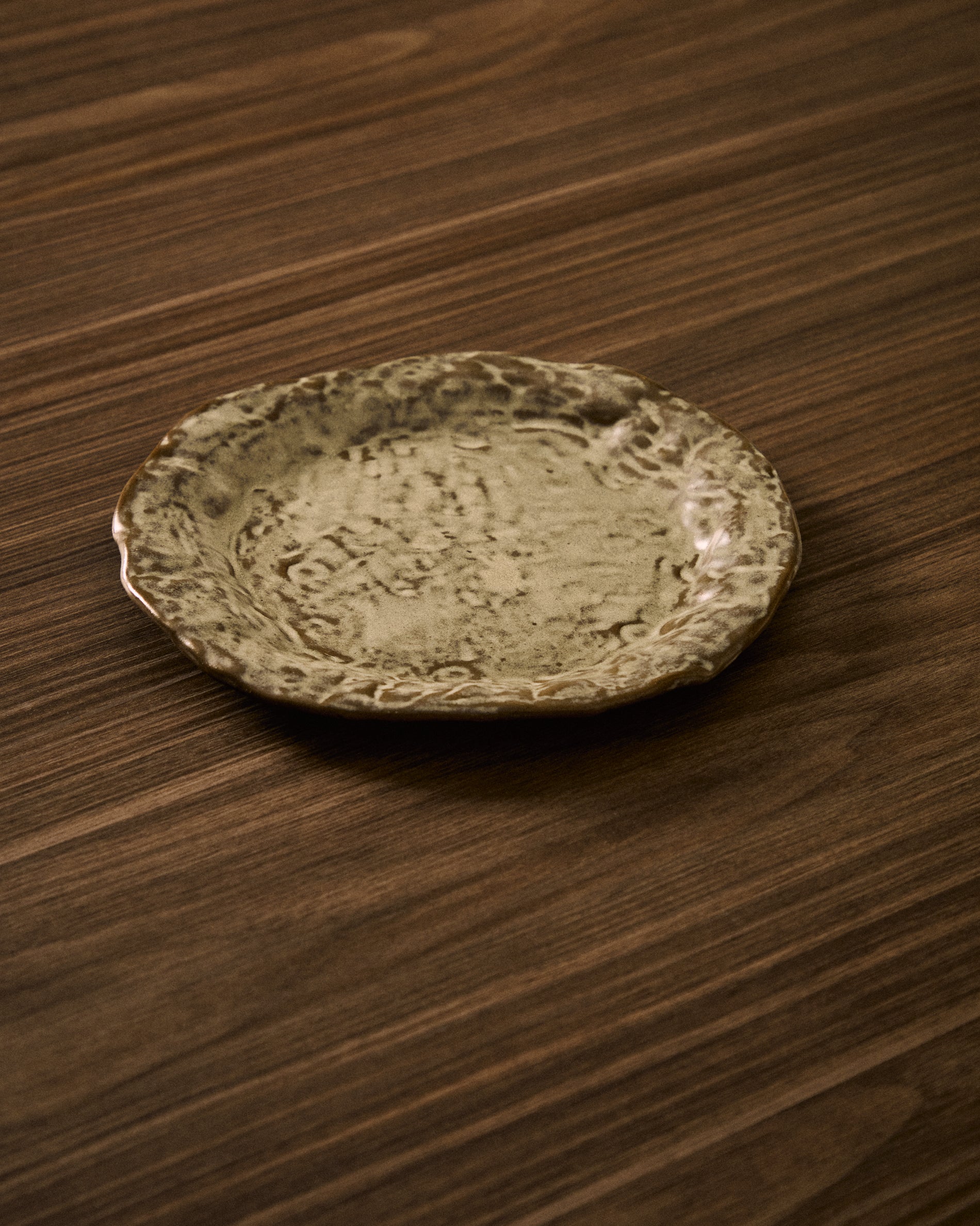 Alenia brown ceramic dessert plate - Lifestyle