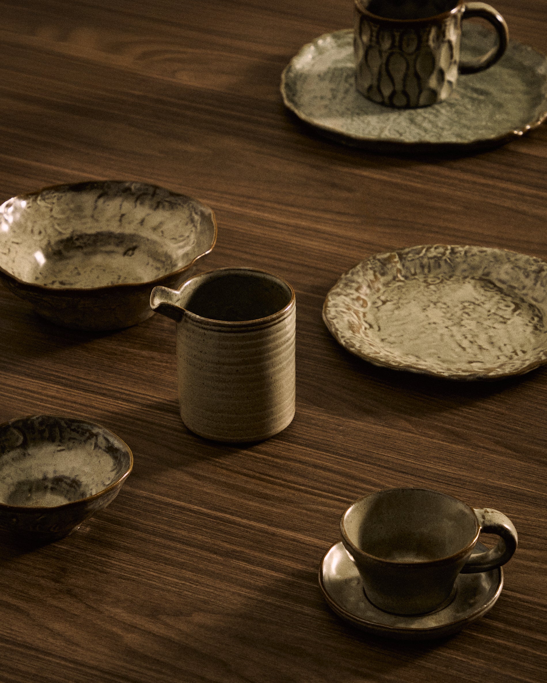 Alenia mug in grey ceramic - Lifestyle