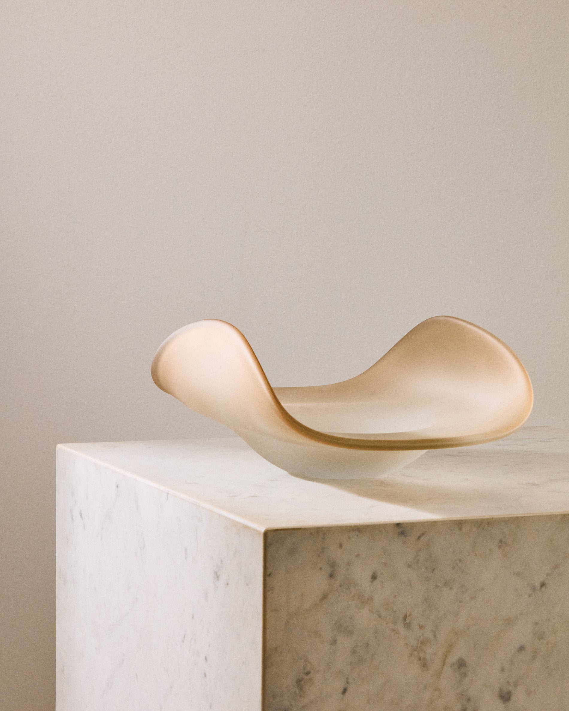 Vionze beige glass centerpiece 41 x 25 cm - Lifestyle