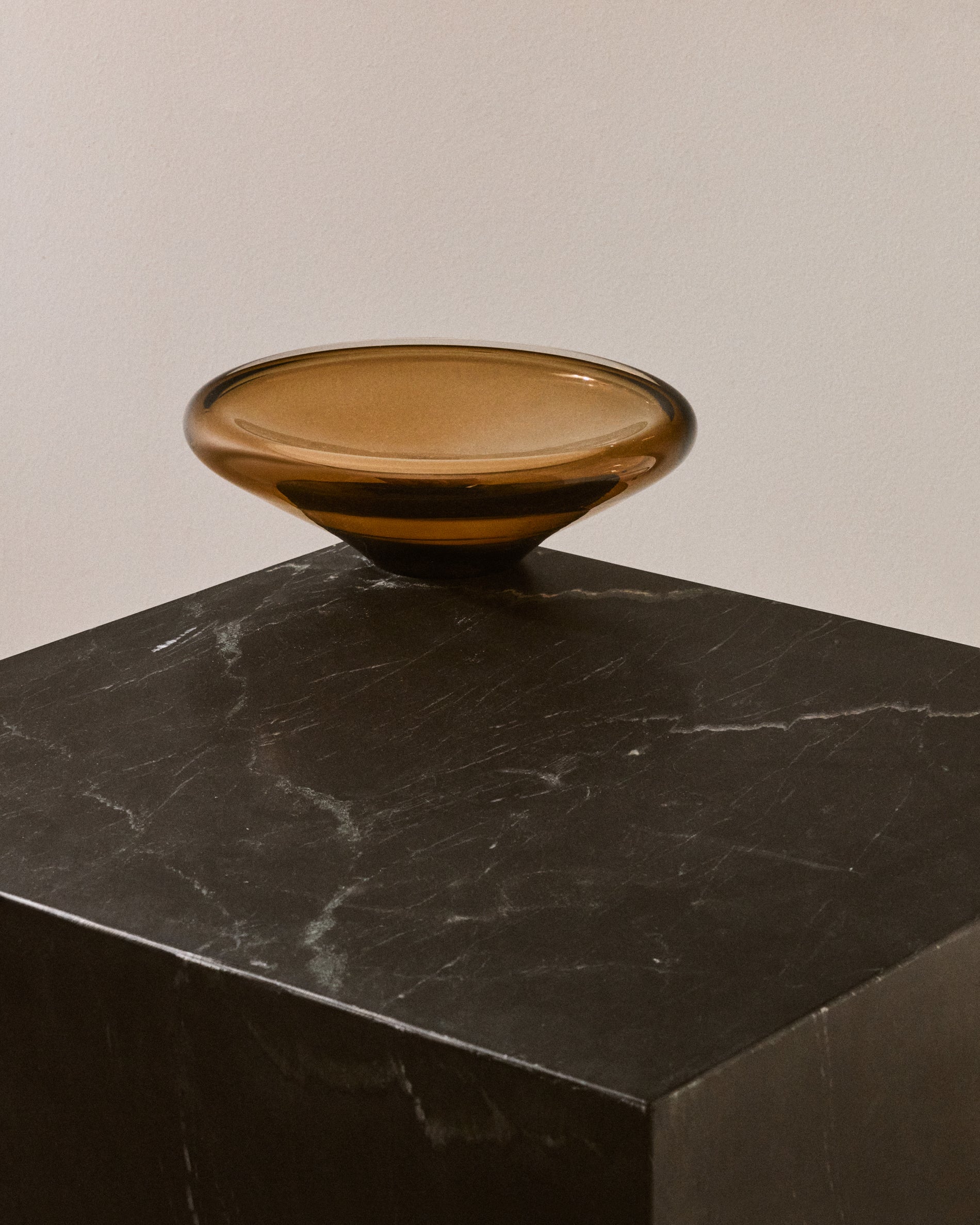 Zolira brown glass centerpiece Ø 27 cm - Lifestyle