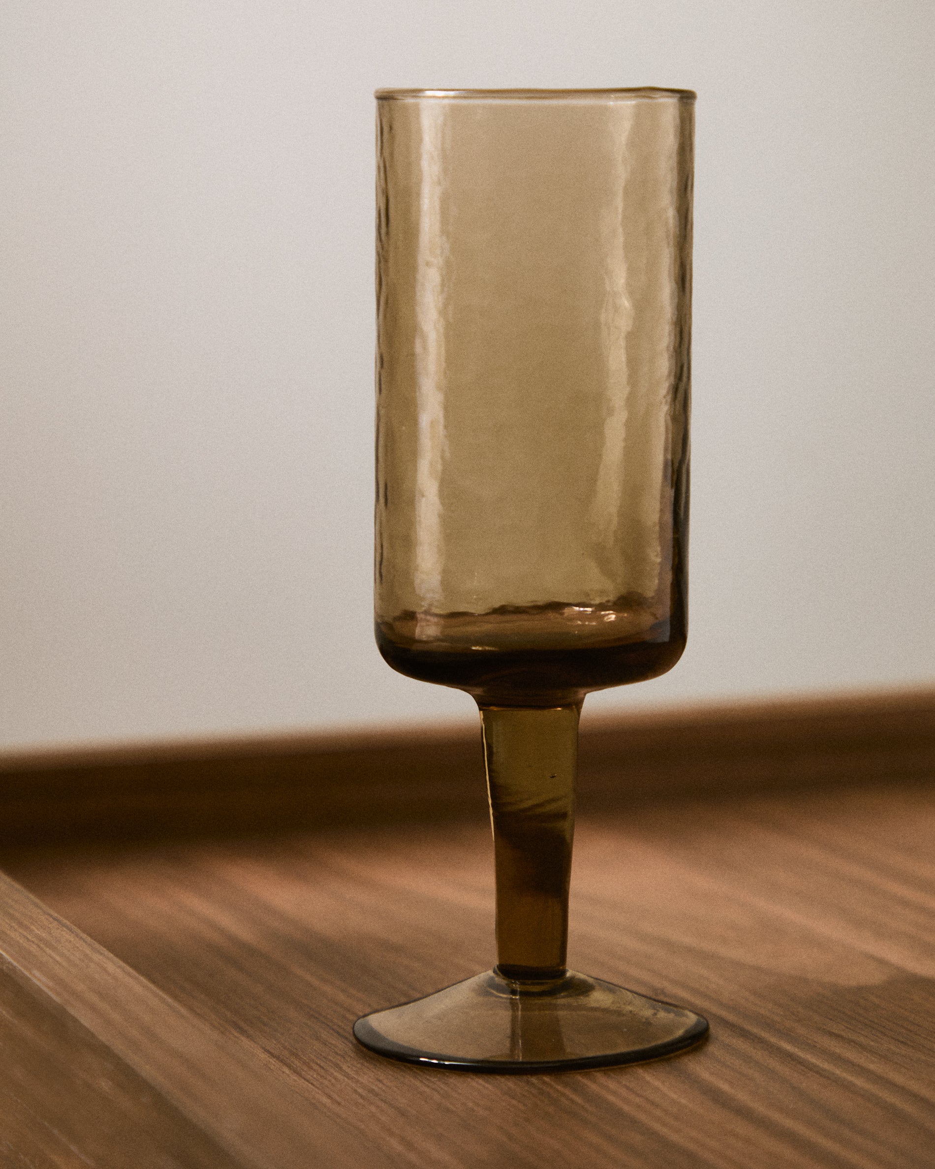 Obila wine glass made of brown recycled glass - Lifestyle