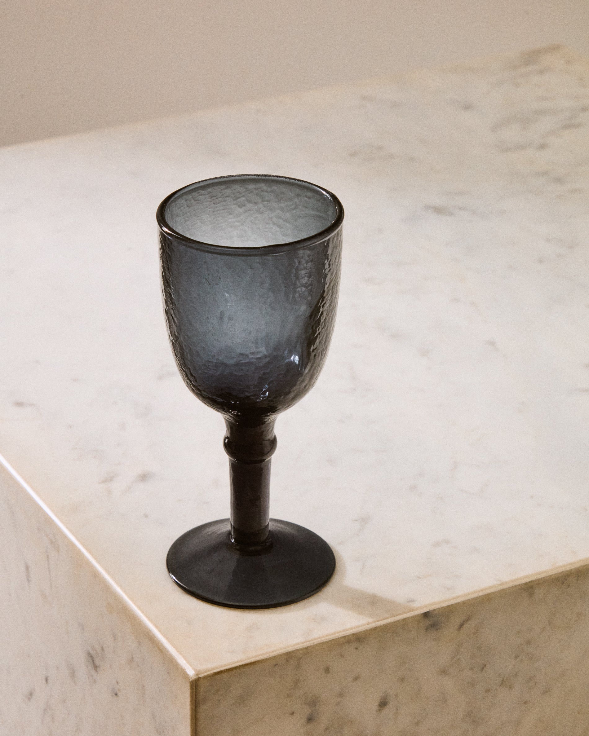 Vinea wine glass made of blue recycled glass - Lifestyle