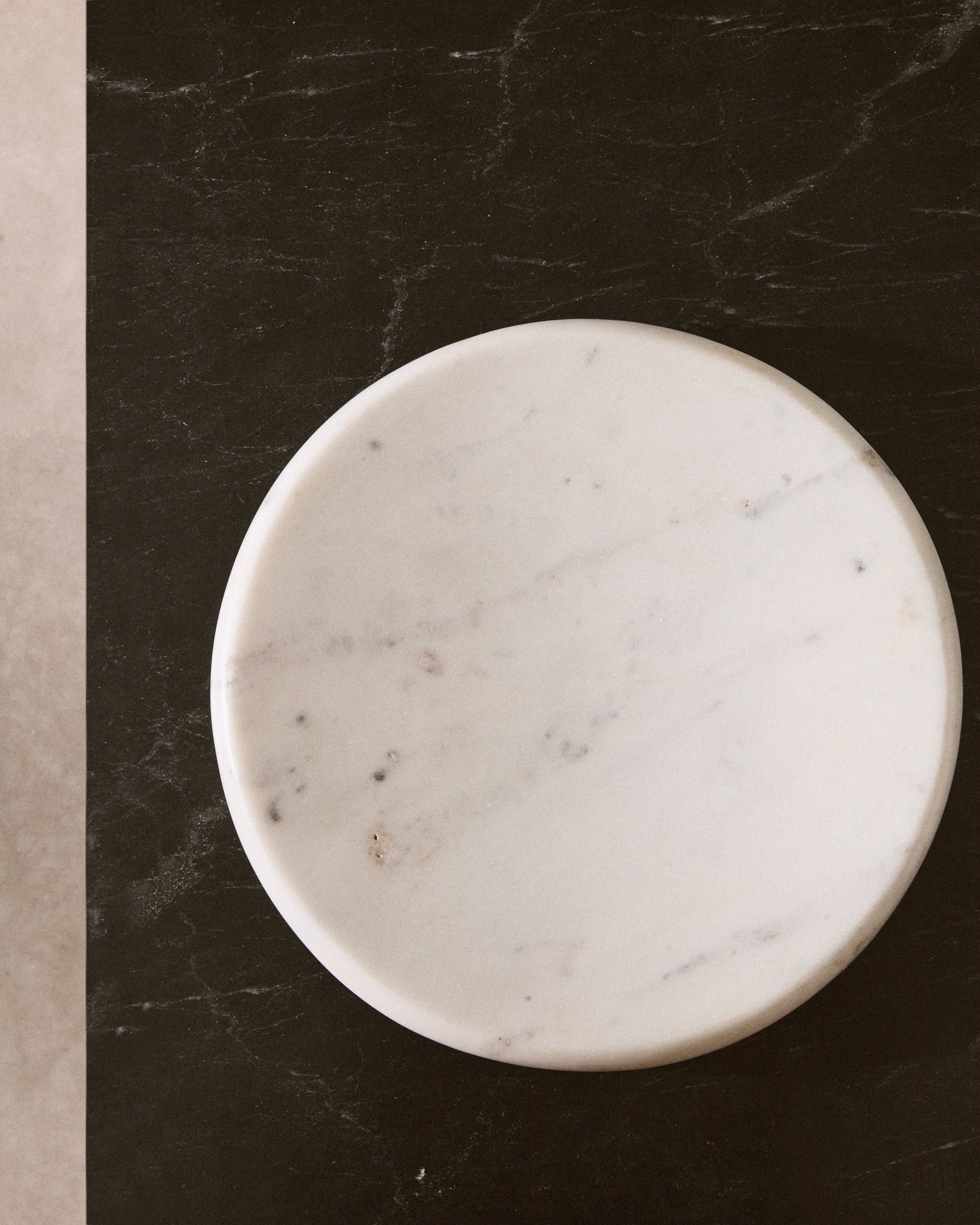 Obena tray in white marble Ø 25 cm - Lifestyle