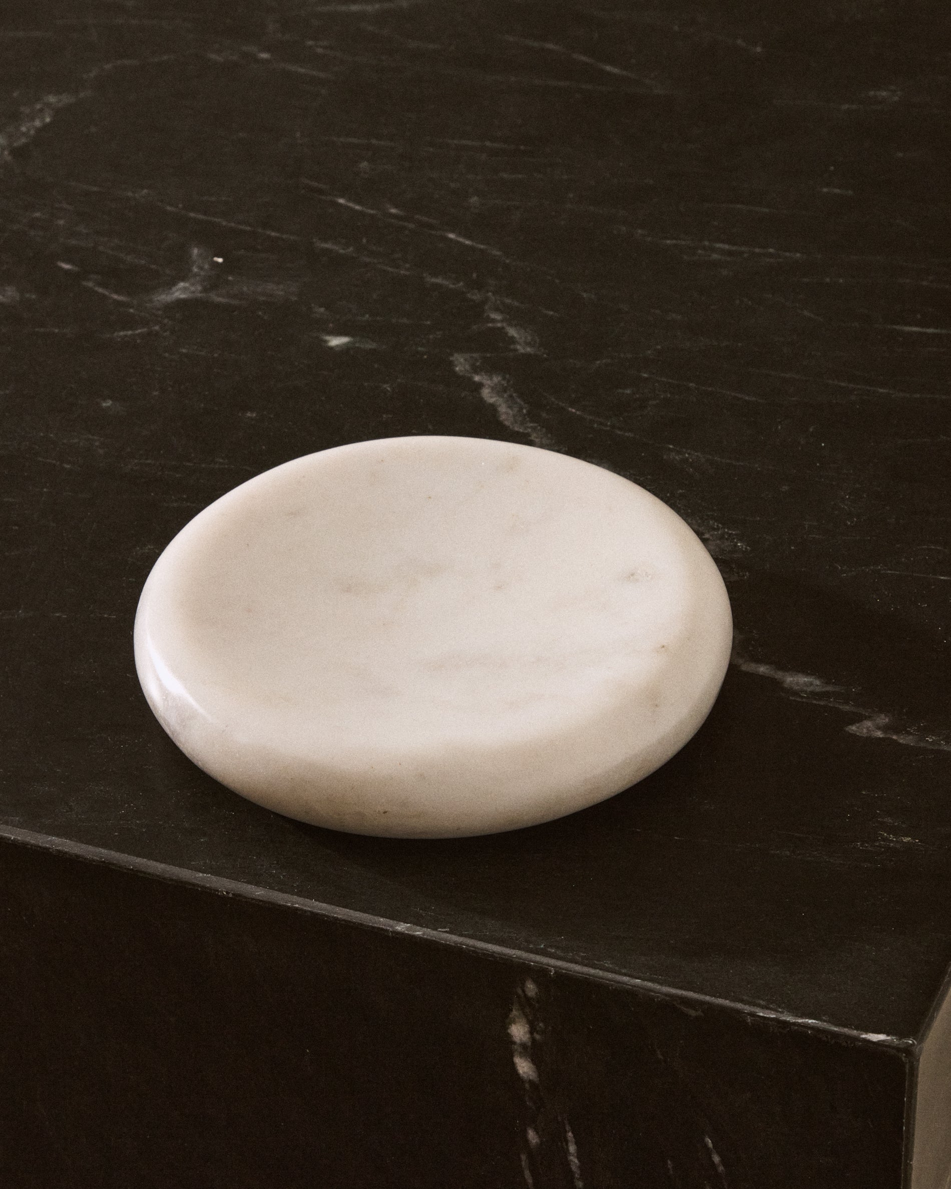 Obena tray in white marble Ø 15 cm - Lifestyle