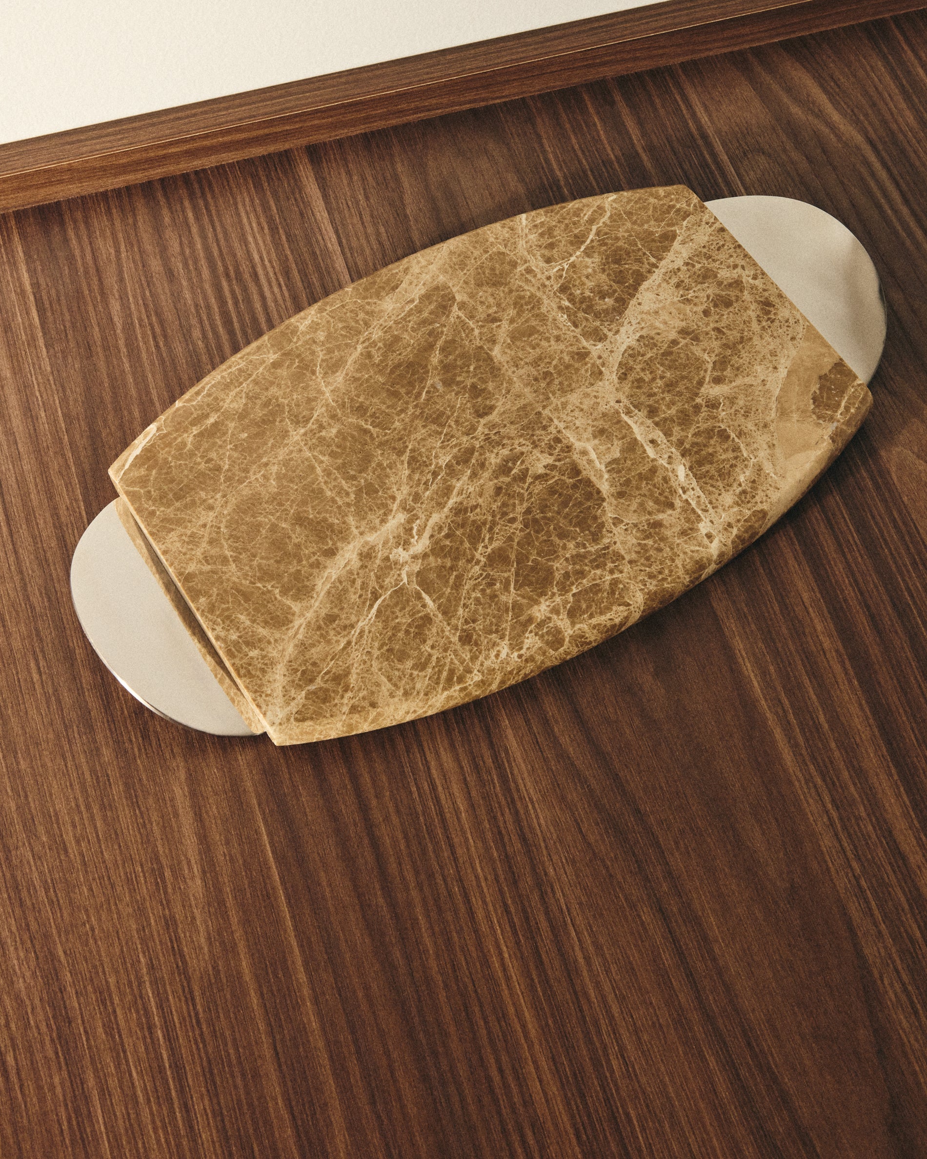 Adoma serving board in beige marble and metal - Lifestyle