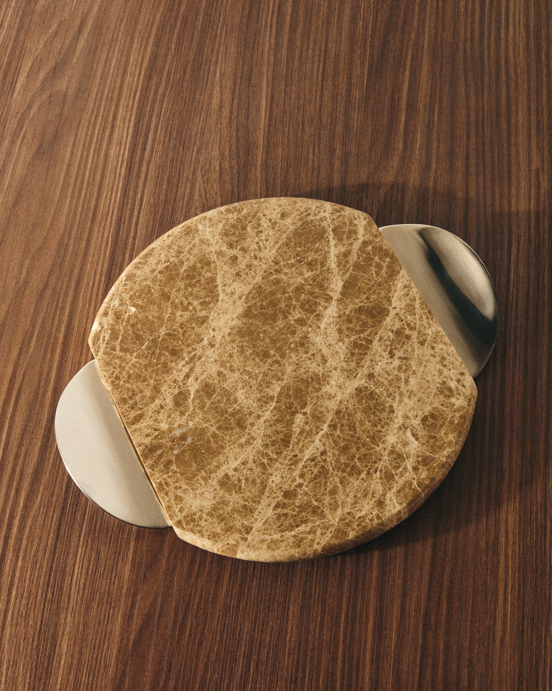 Adoma serving board in beige marble and metal - Lifestyle