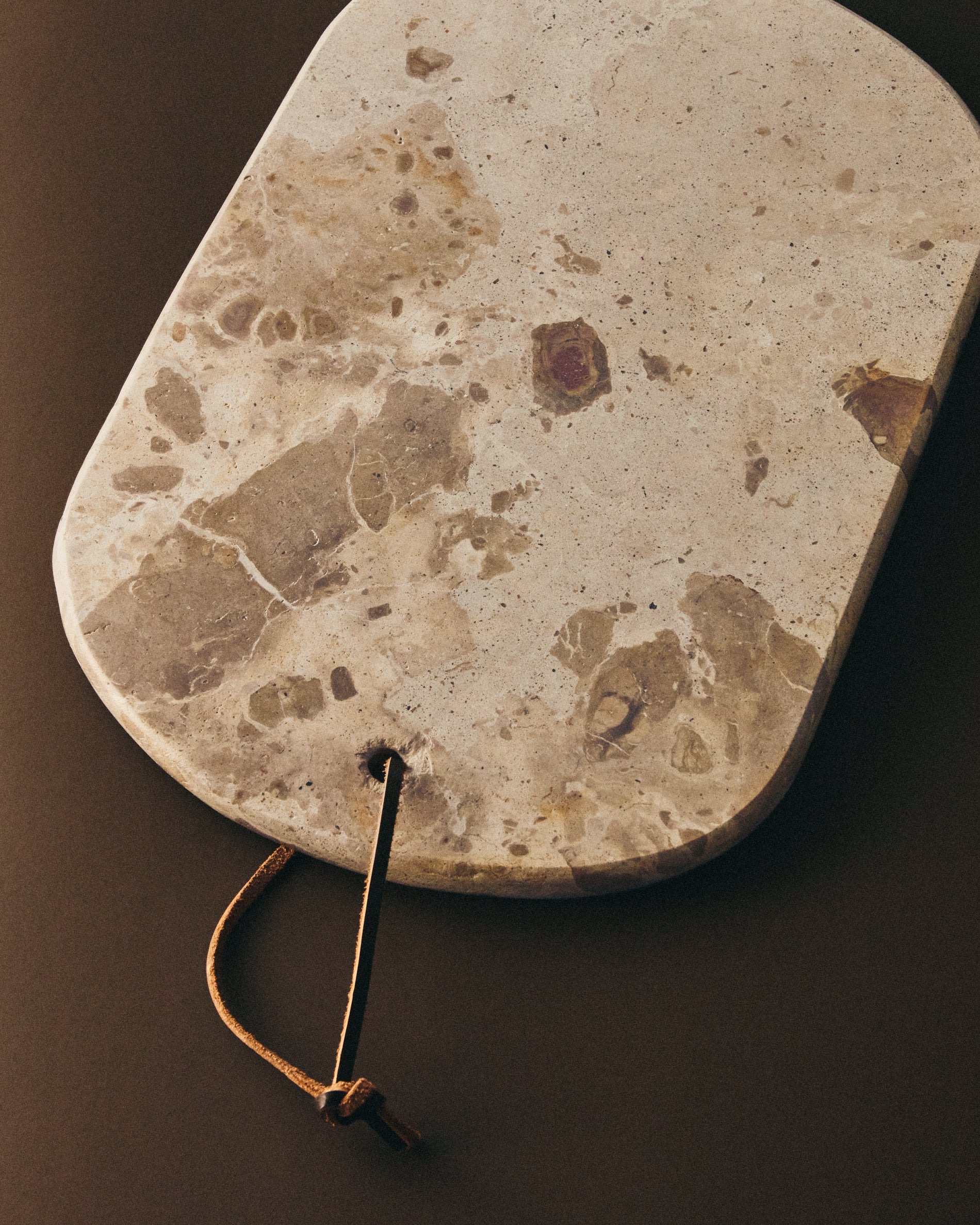 Orlina tray in beige marble 35 x 23 cm - Lifestyle