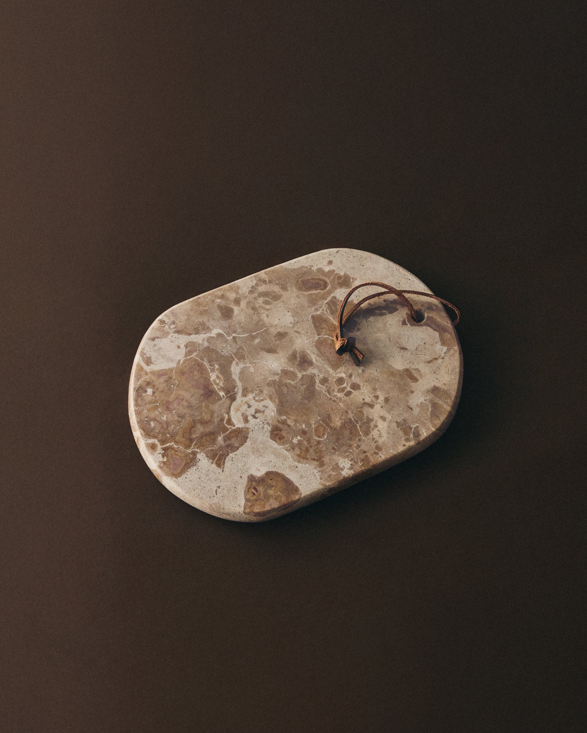 Orlina tray in beige marble 25 x 18 cm - Lifestyle