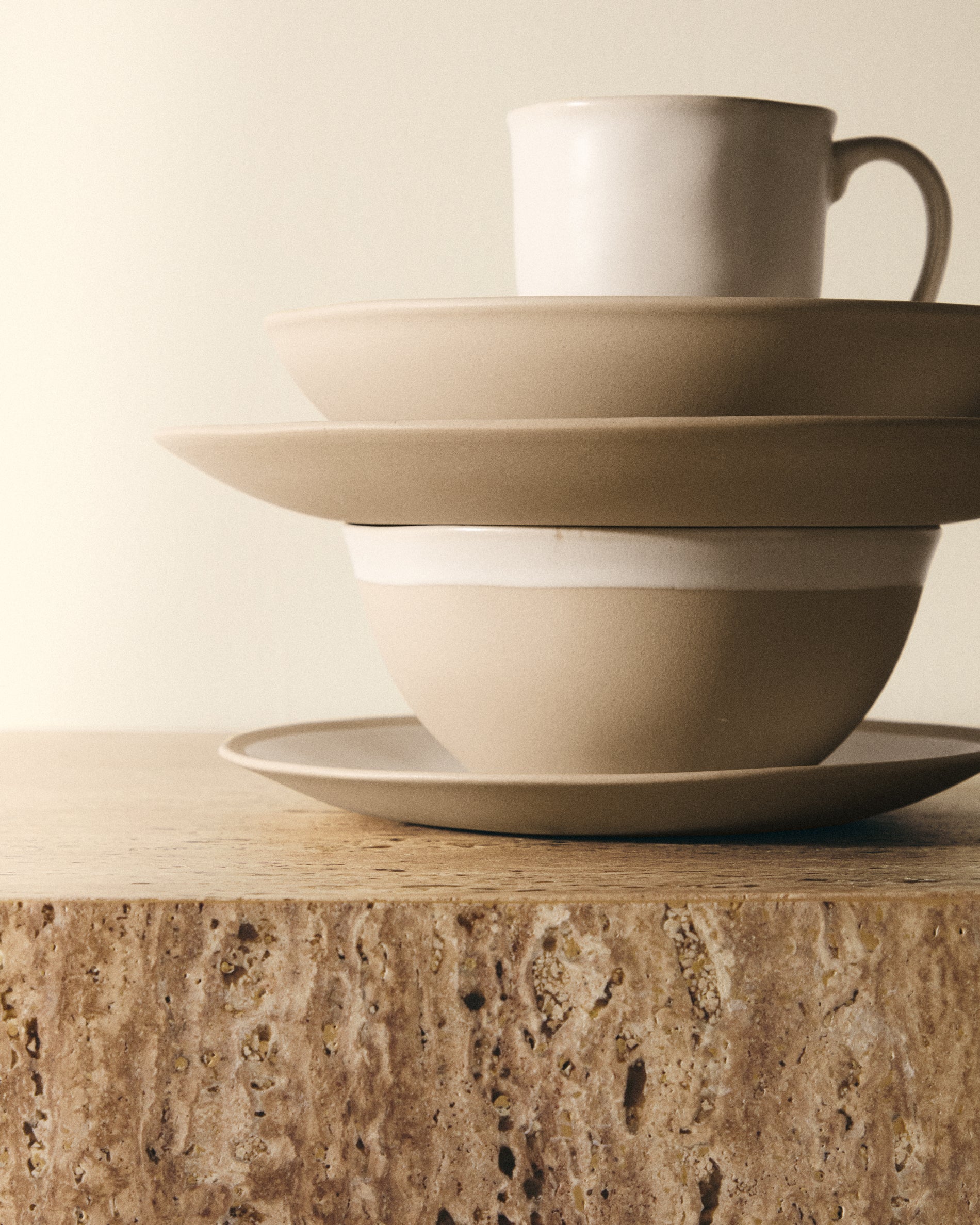 Beige Azir ceramic bowl - Lifestyle