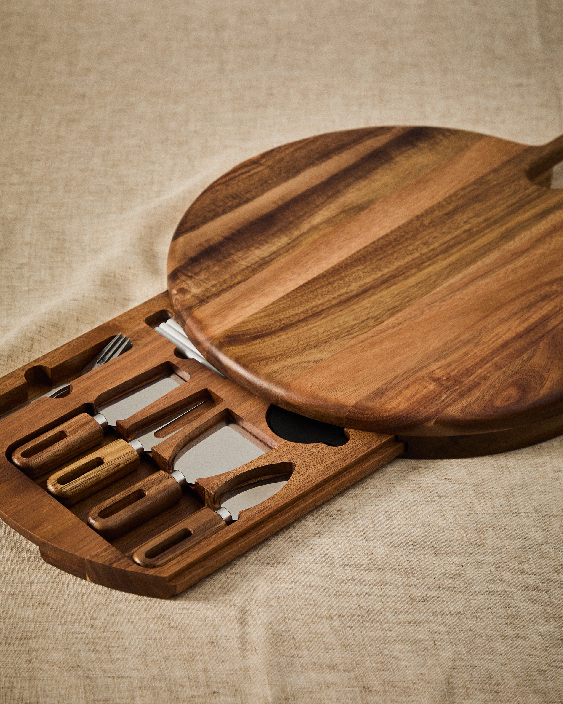 Blera cheese board and cutlery set in acacia wood FSC 100% and stainless steel - Lifestyle