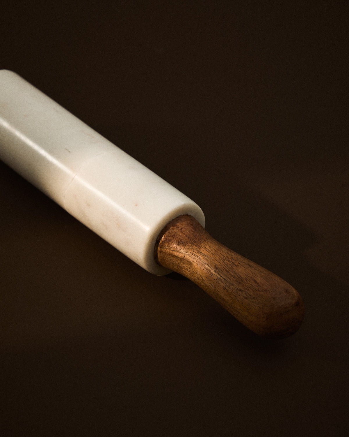 Nuvir rolling pin in white marble and solid acacia wood - Lifestyle