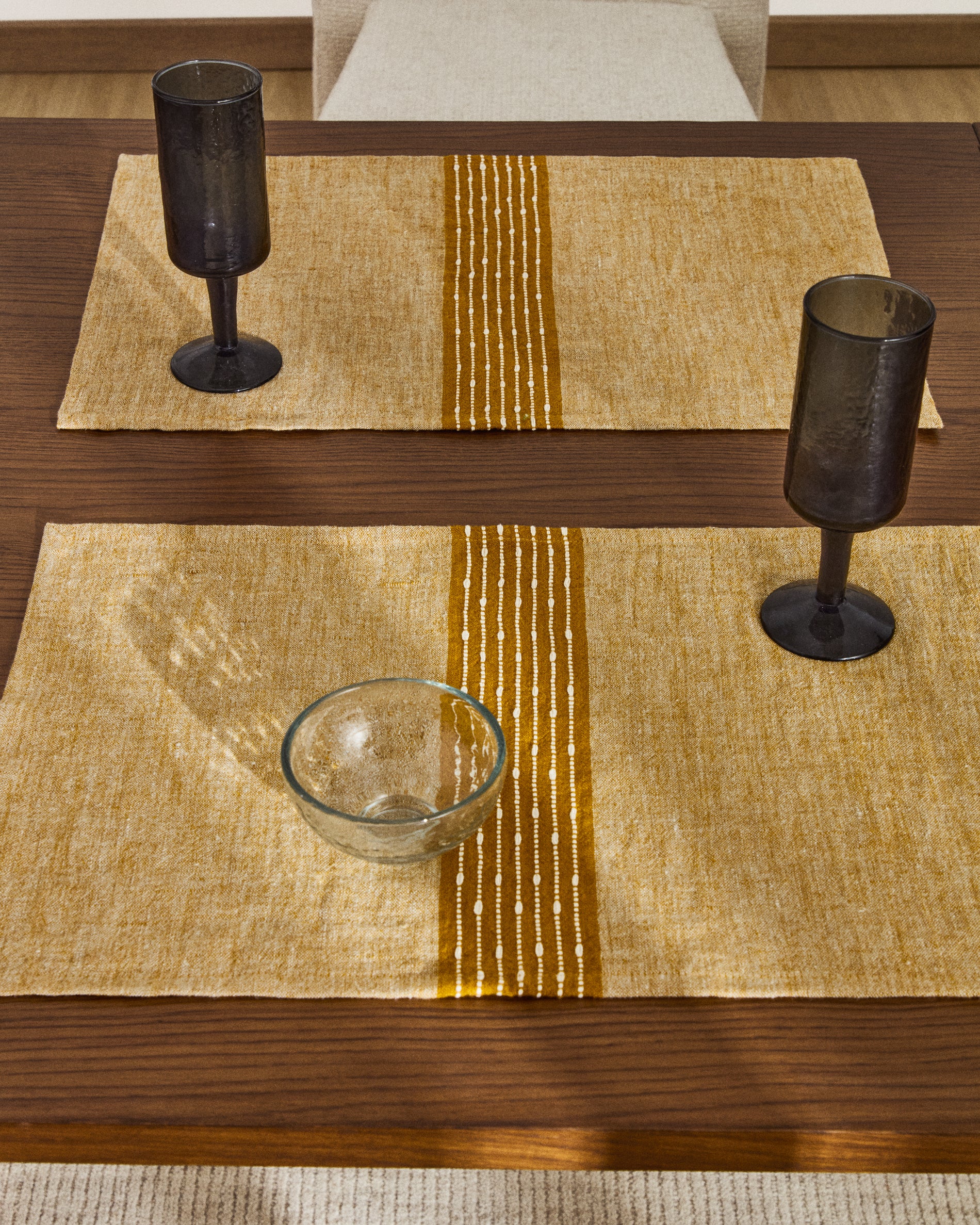 Calena set of 2 placemats linen jacquard with mustard central stripe 35 x 50 cm - Lifestyle