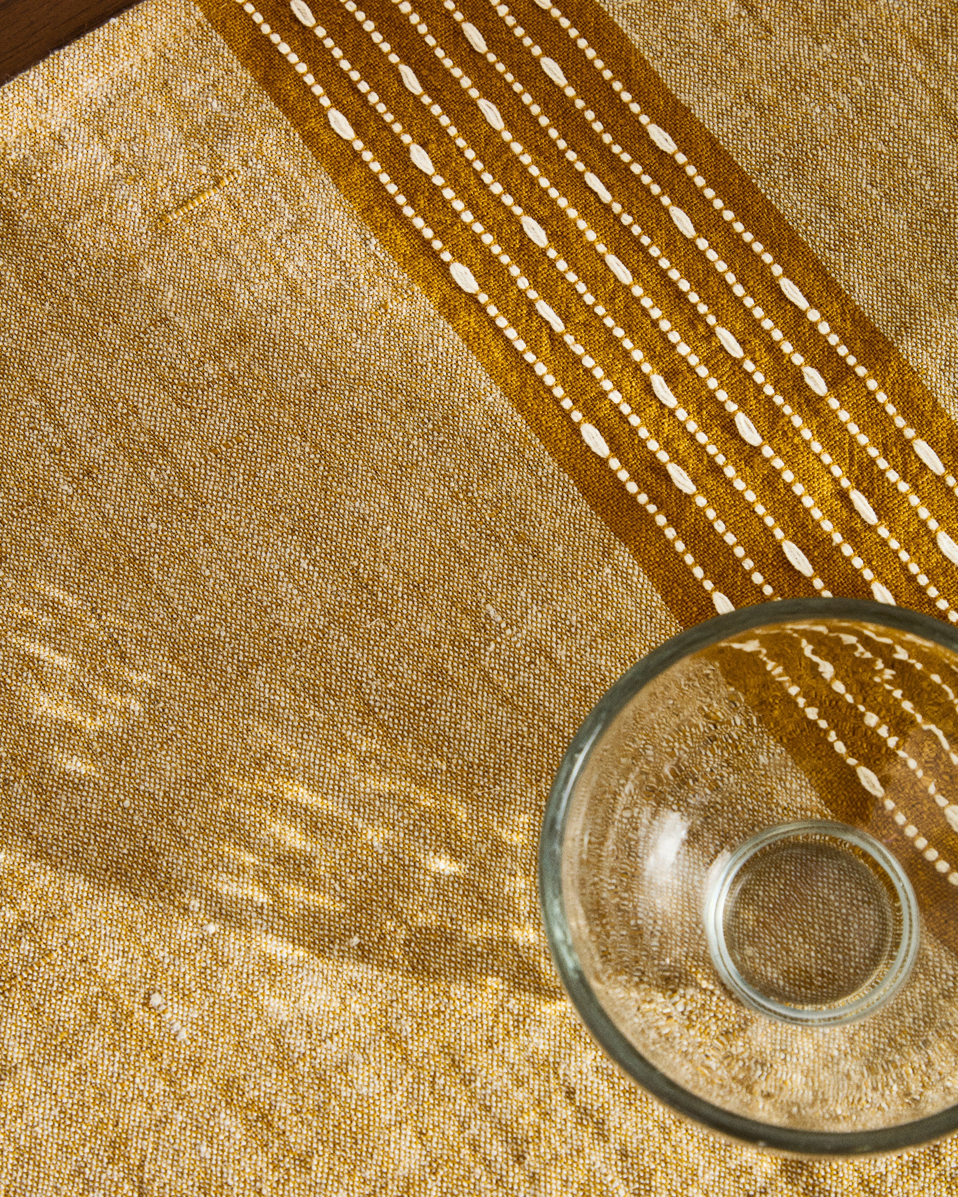 Calena set of 2 placemats linen jacquard with mustard central stripe 35 x 50 cm - Lifestyle