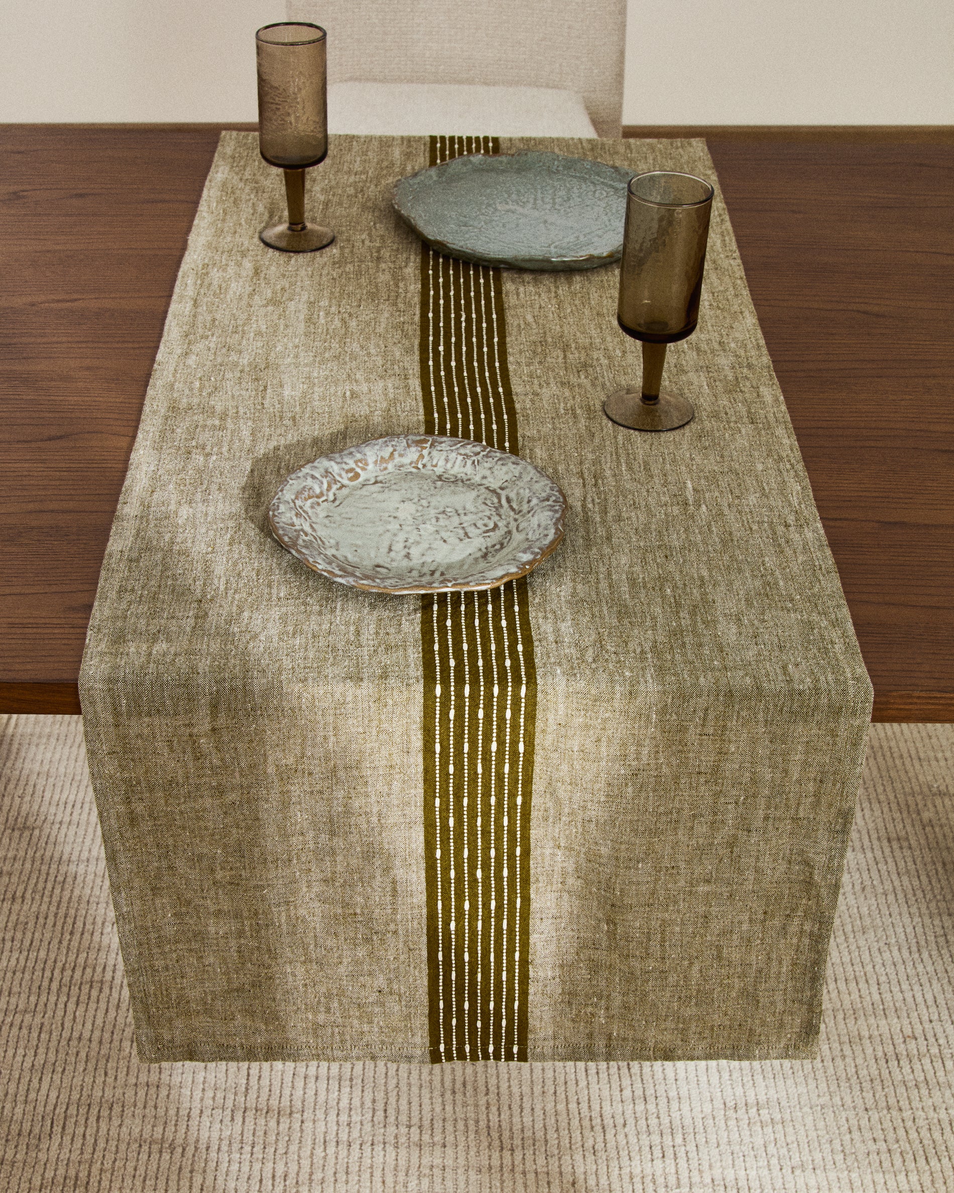Calena linen jacquard table runner with green central stripe 50 x 150 cm - Lifestyle
