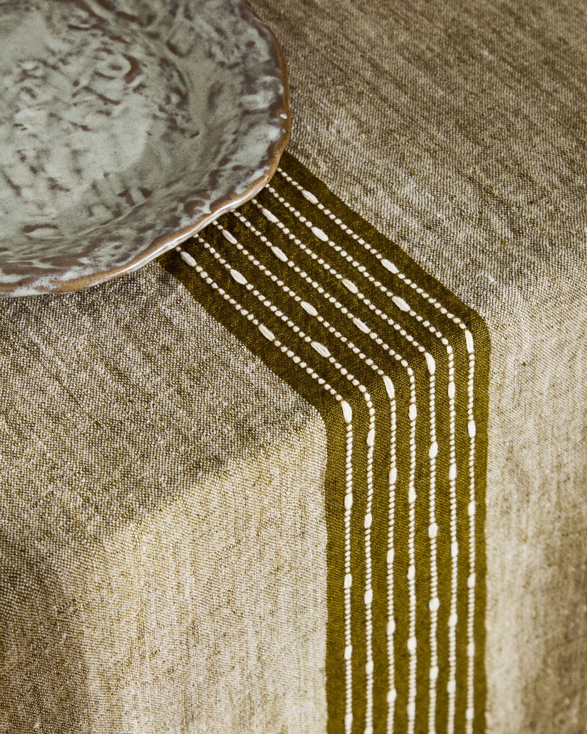 Calena linen jacquard table runner with green central stripe 50 x 150 cm - Lifestyle