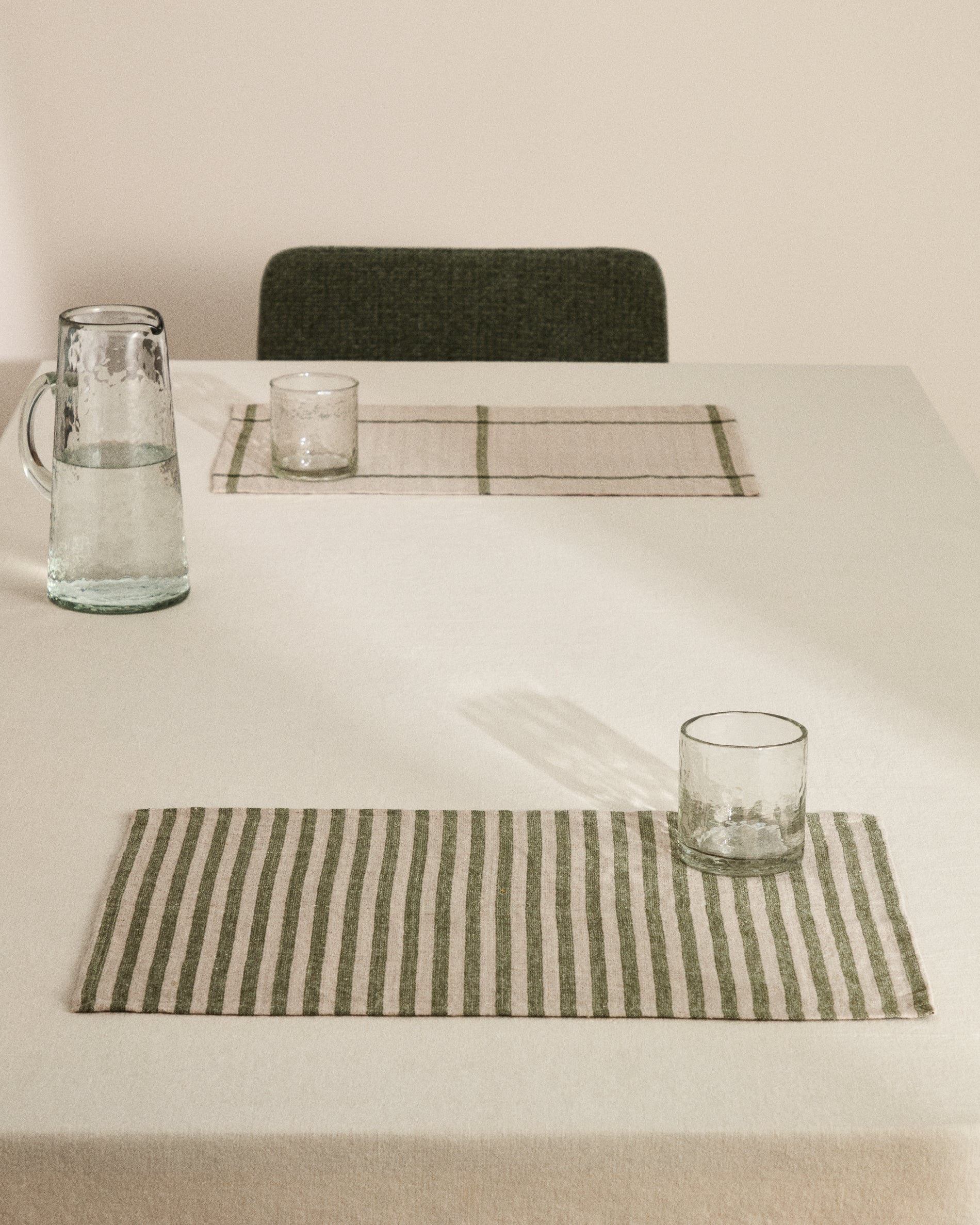 Jarne set of 2 placemats in beige and green linen 35 x 50 cm - Lifestyle