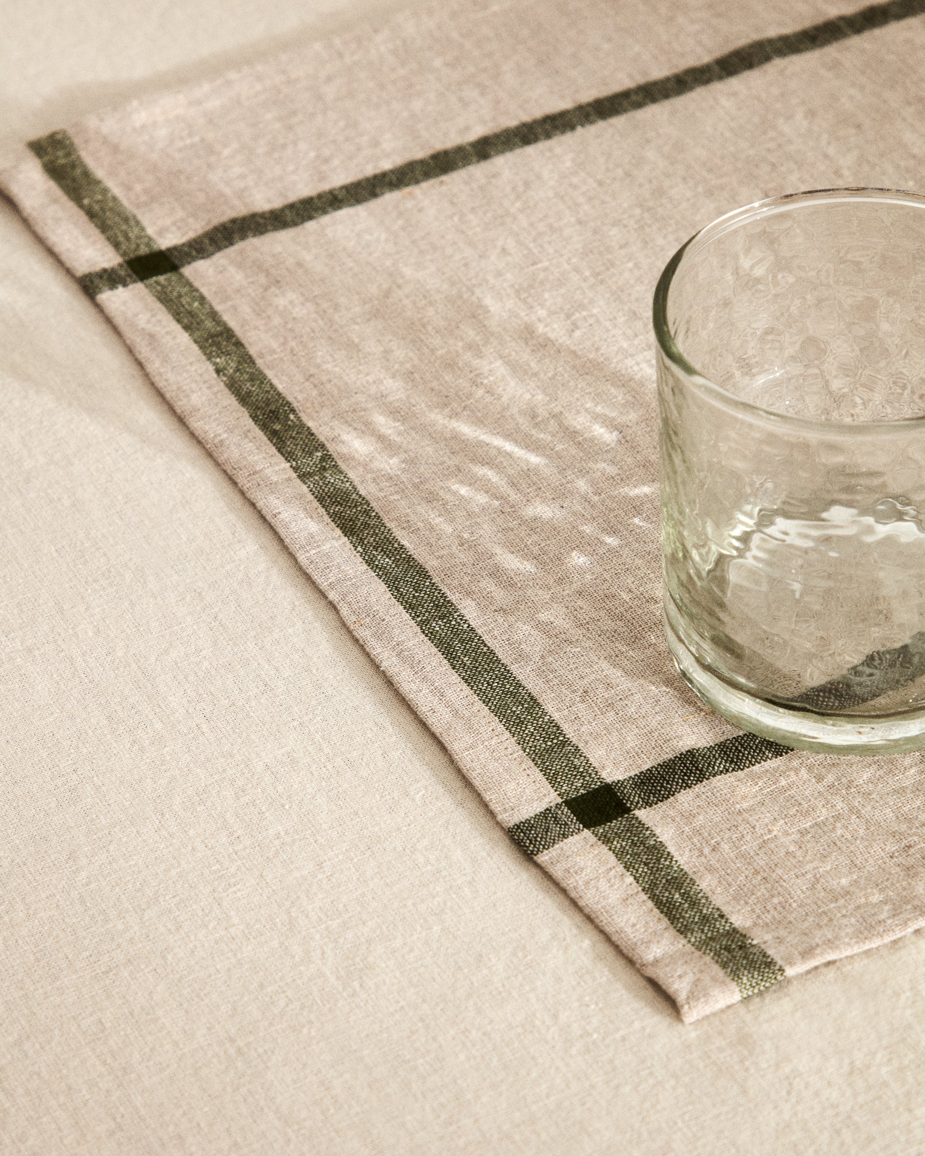 Jarne set of 2 placemats in beige and green linen 35 x 50 cm - Lifestyle