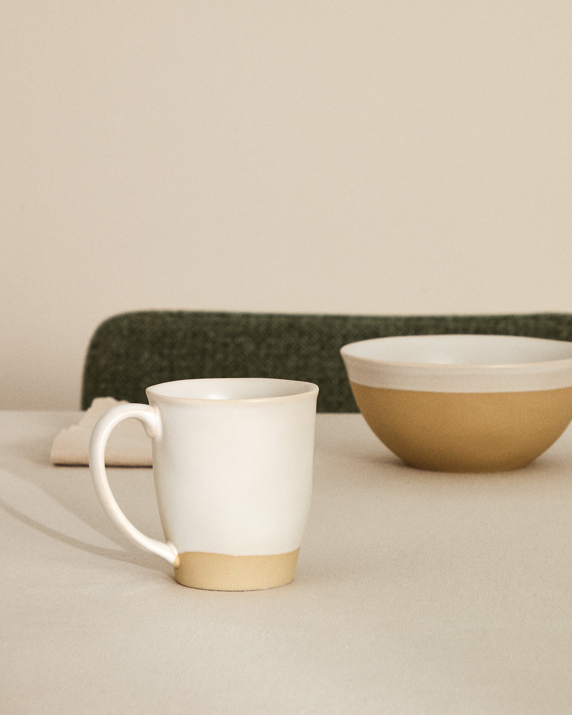Beige Azir ceramic mug - Lifestyle