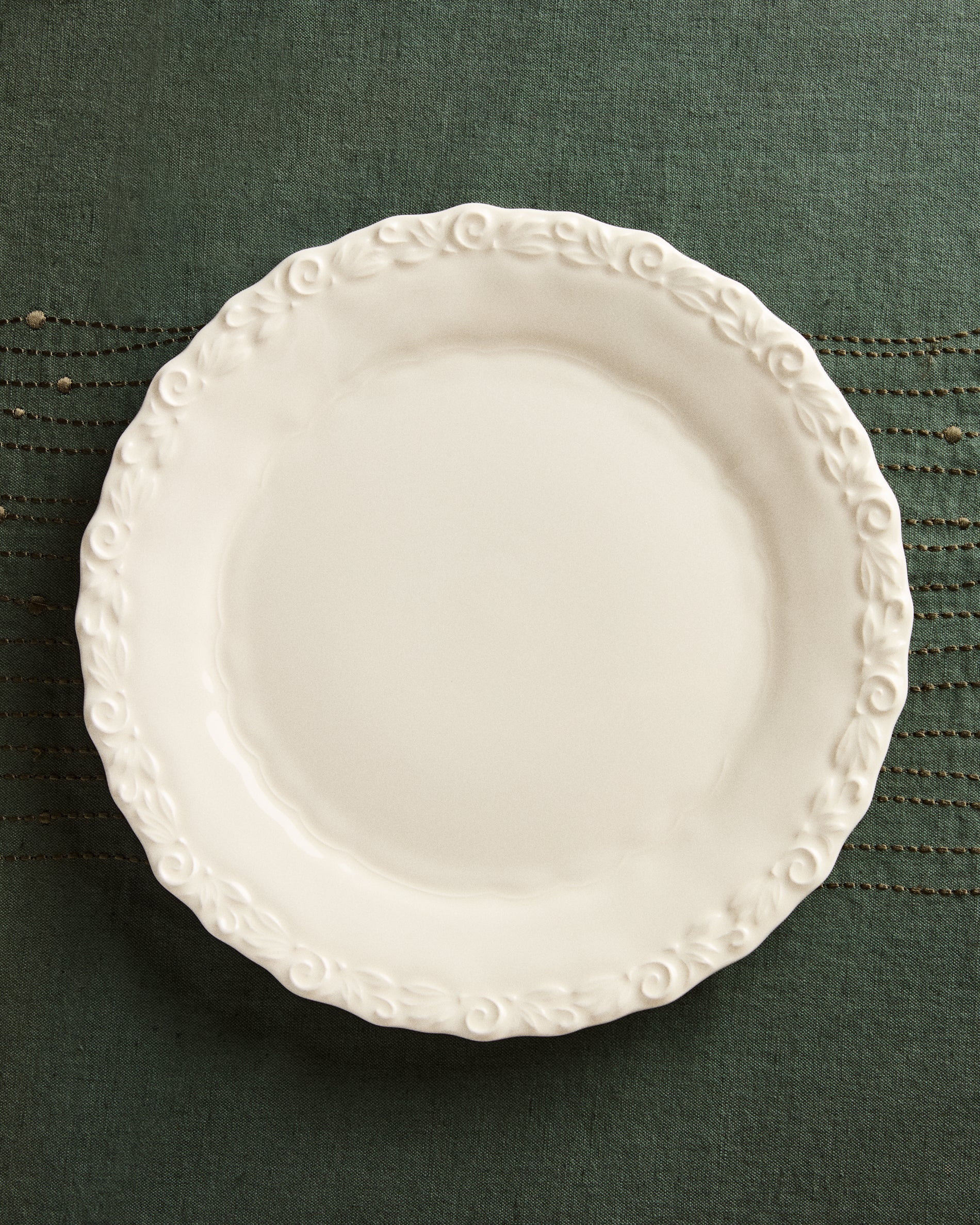 Beige Varla ceramic plate - Lifestyle