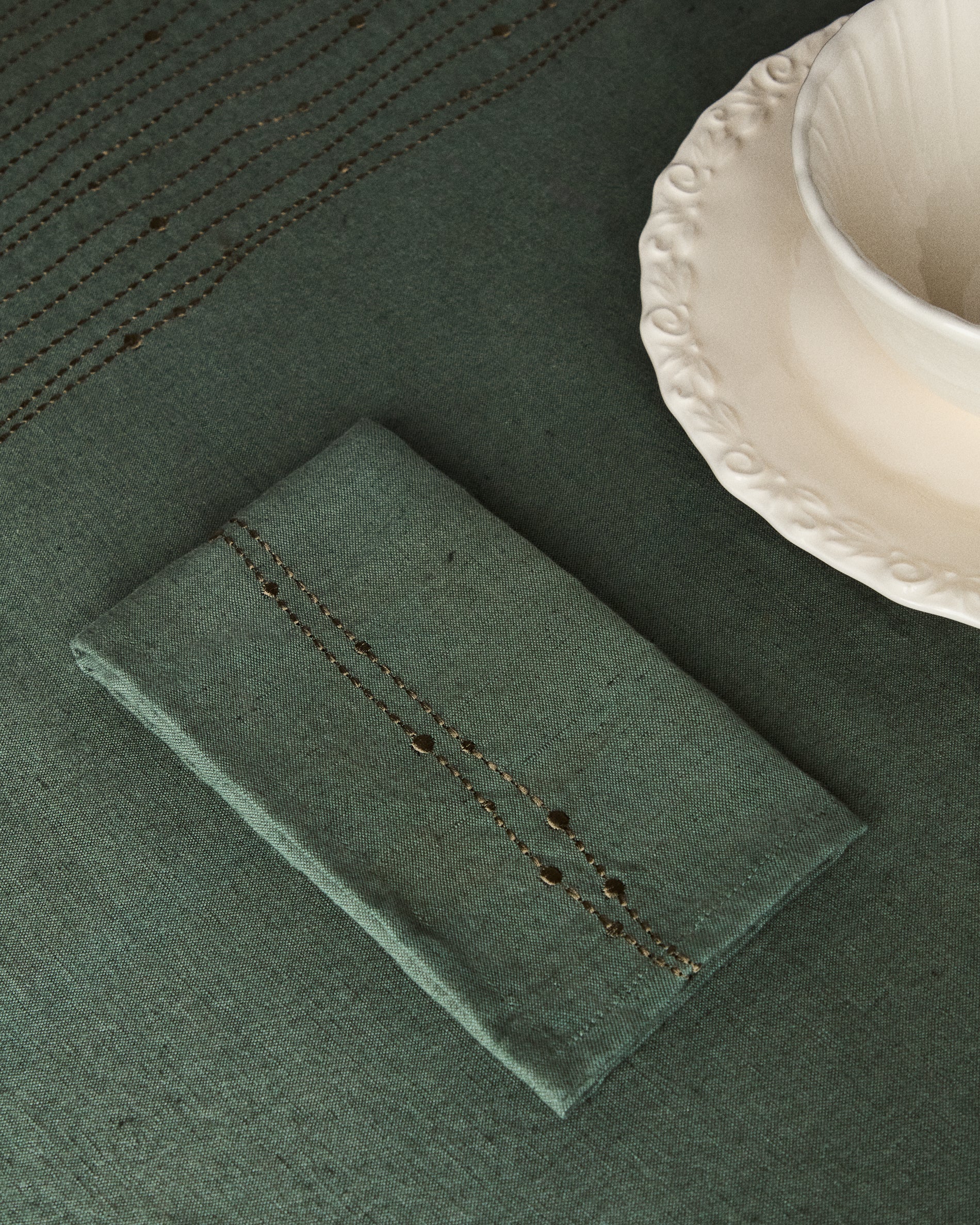 Flia set of 2 green linen and cotton napkins with gold lurex embroidery detail 30 x 30cm - Lifestyle