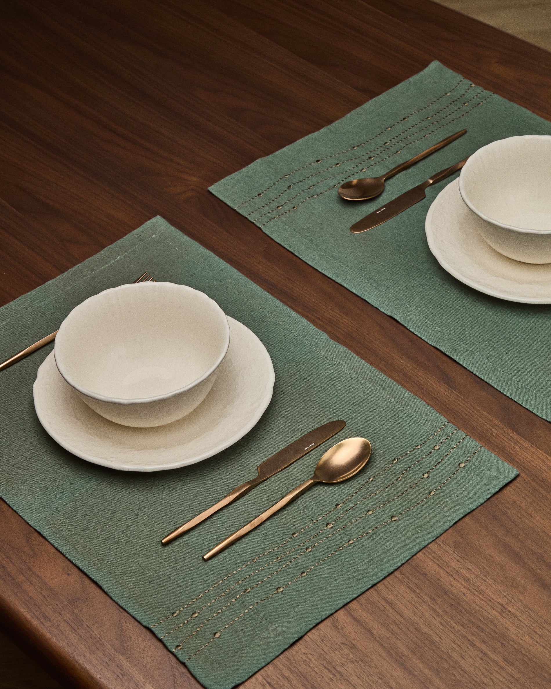Flia set of 2 green linen and cotton placemats with green lurex embroidery detail 30 x 50cm - Lifestyle
