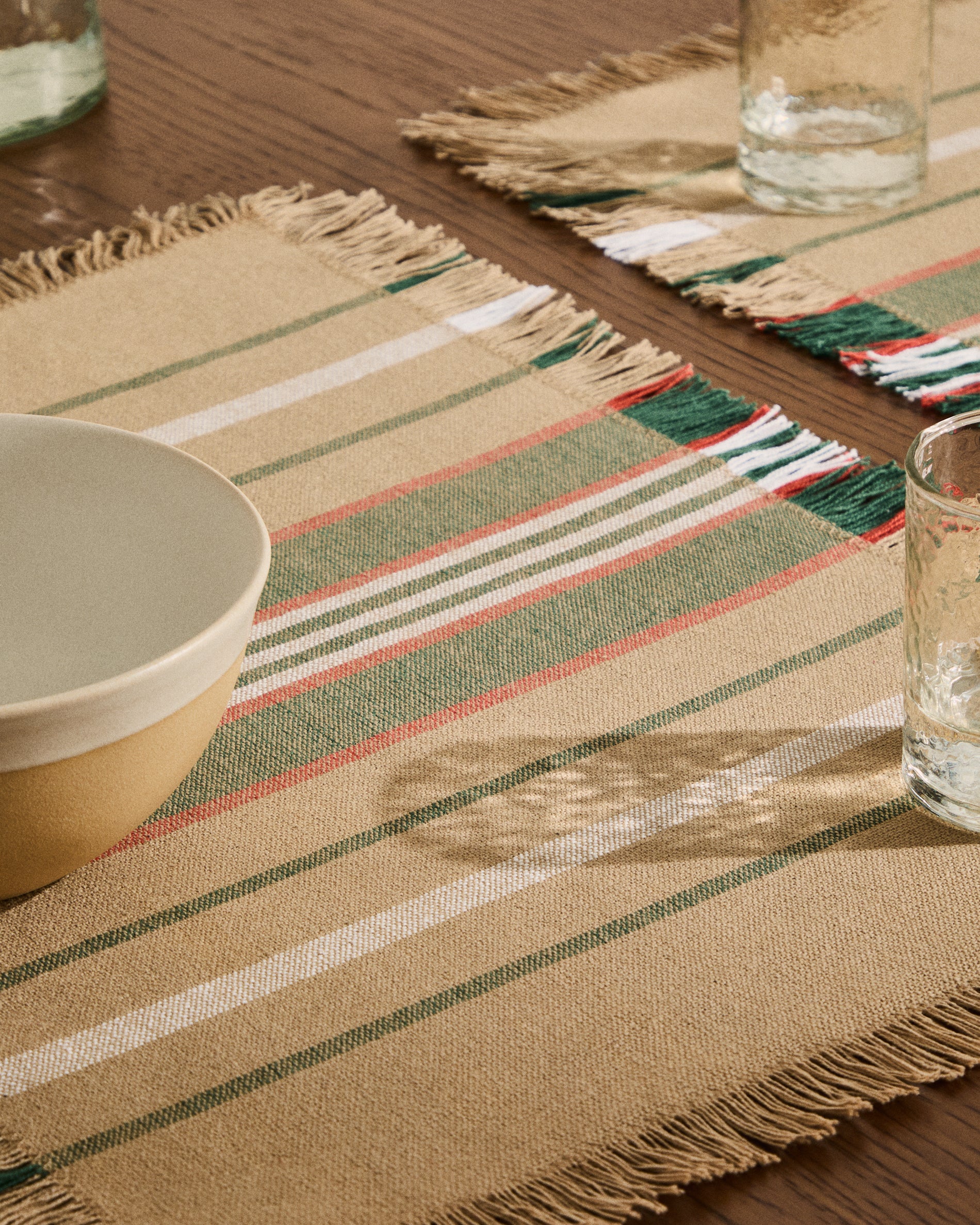 Davia set of 2 placemats in 100% cotton with green stripes and fringed detail 35 x 50cm - Lifestyle