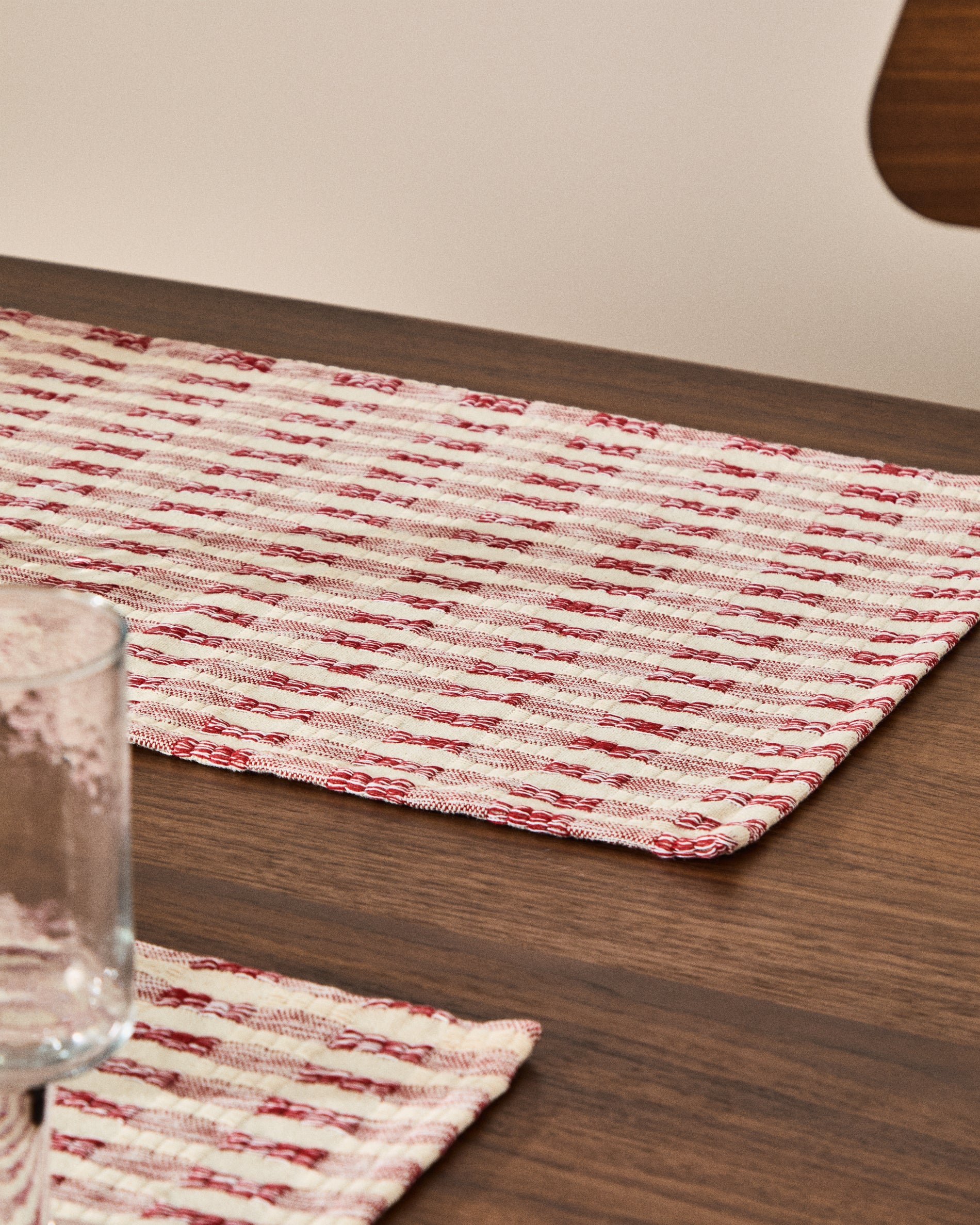 Coren set of 2 placemats in contrasting red 100% cotton jacquard 35 x 50cm - Lifestyle