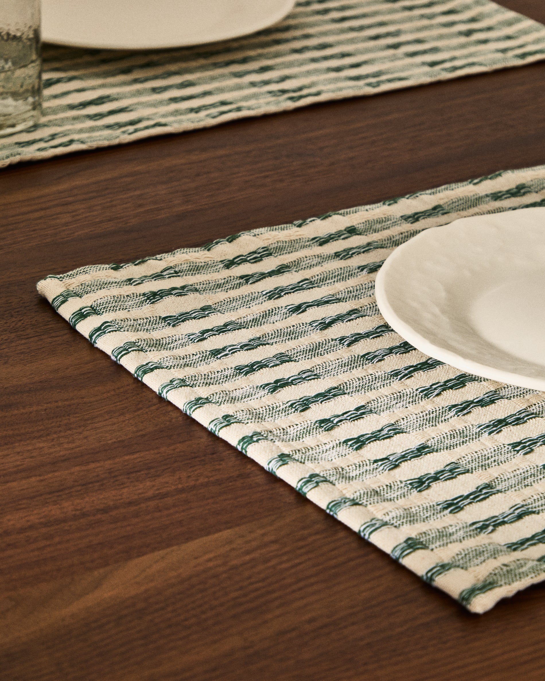 Coren set of 2 placemats in contrasting green 100% cotton jacquard 35 x 50cm - Lifestyle