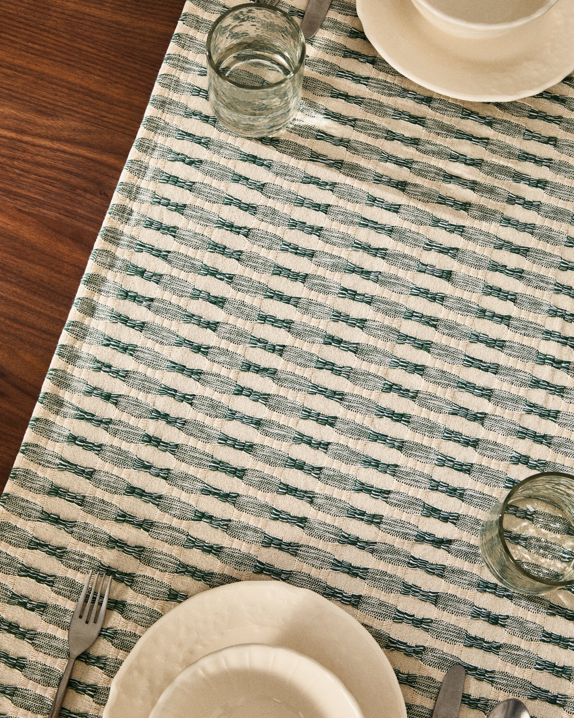 Coren table runner in contrasting green 100% cotton jacquard 50 x 150cm - Lifestyle