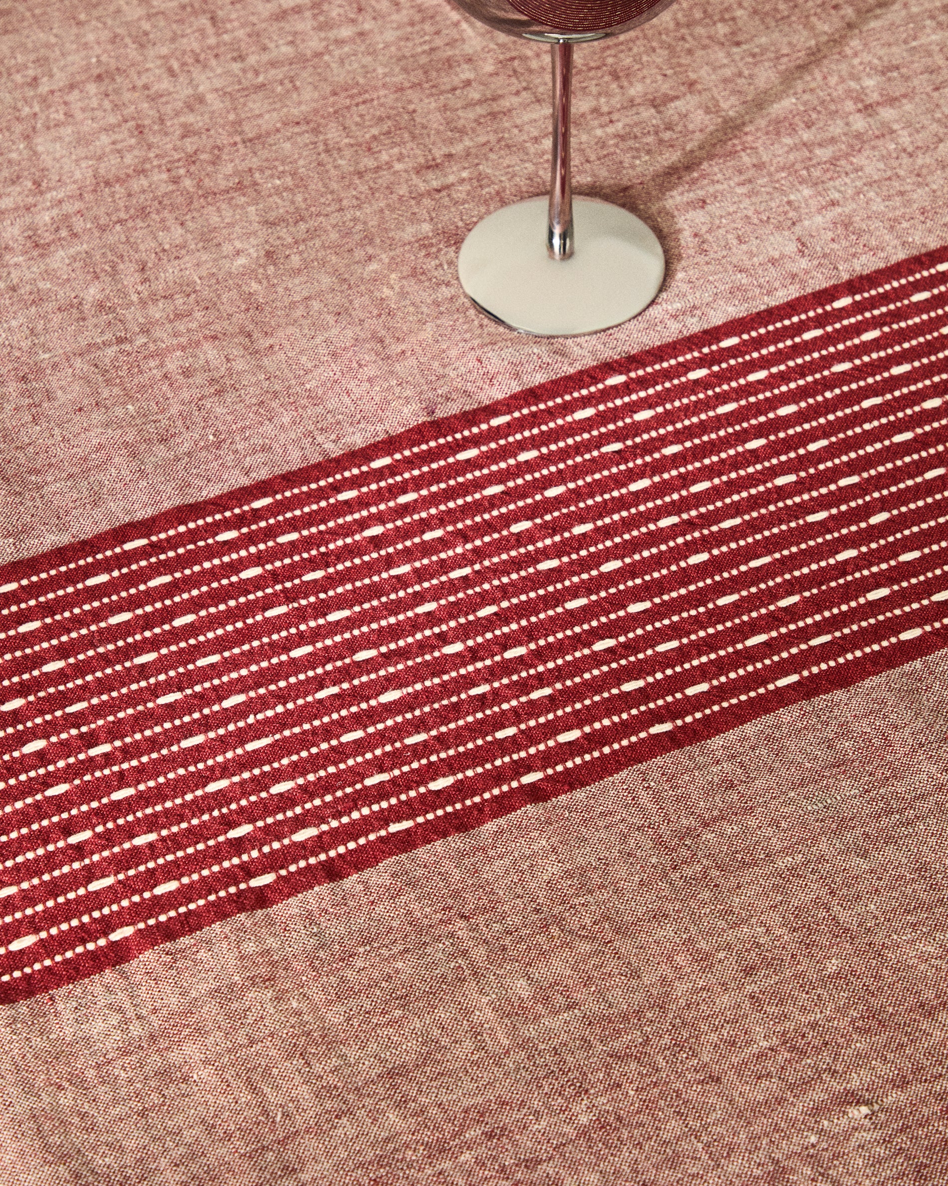 Calena linen jacquard tablecloth with red central stripe 150 x 250 cm - Lifestyle