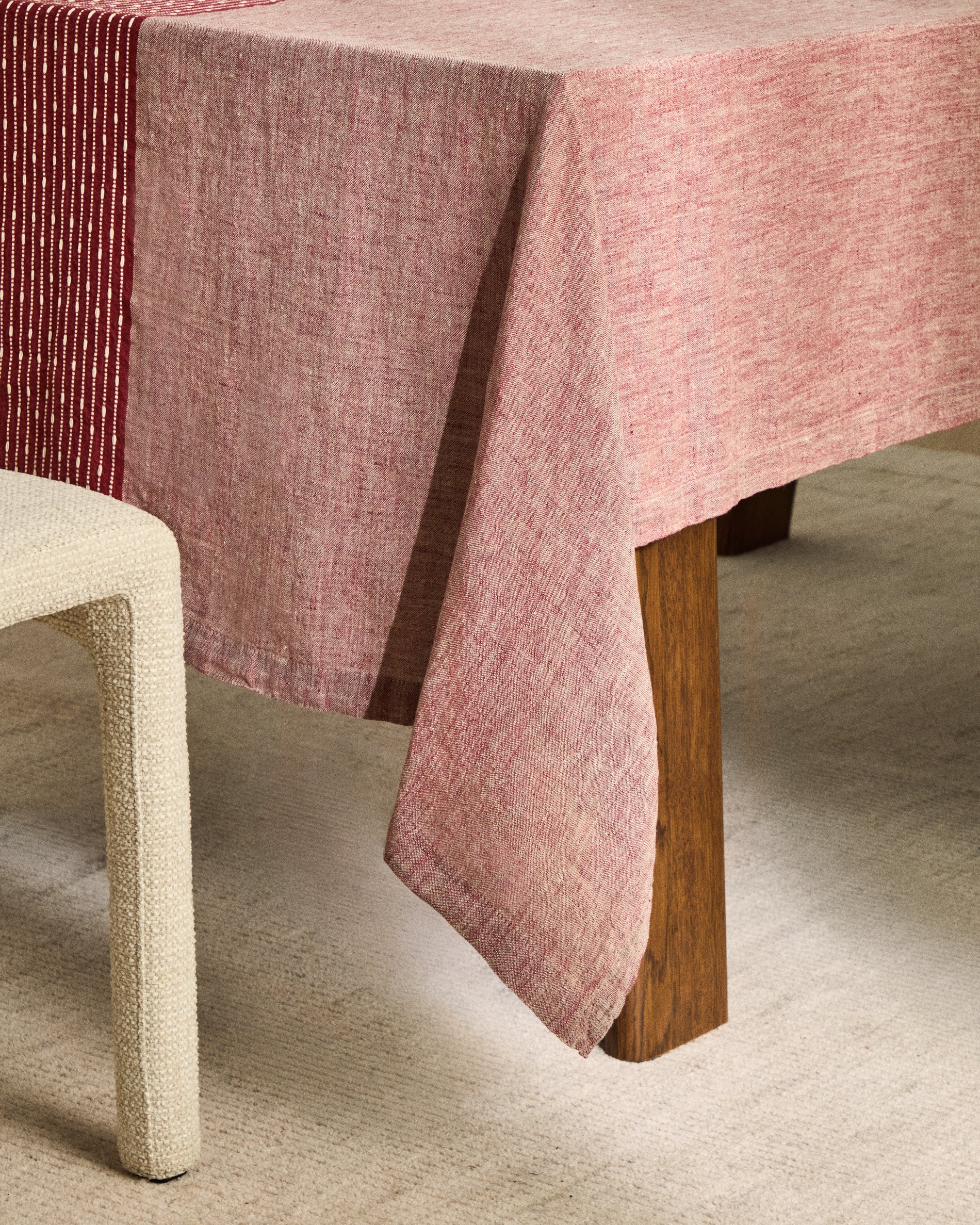 Calena linen jacquard tablecloth with red central stripe 150 x 250 cm - Lifestyle