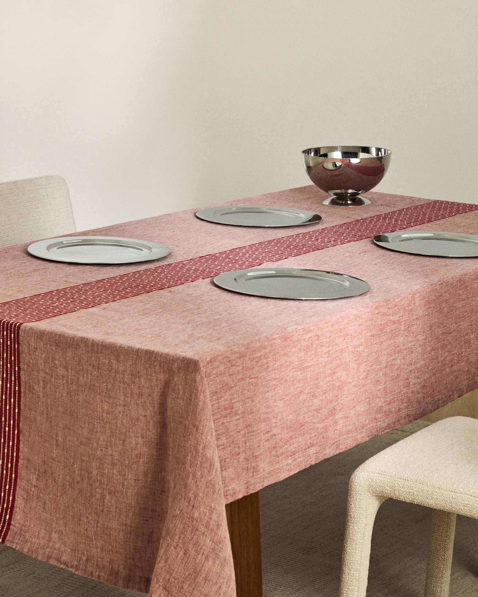 Calena linen jacquard tablecloth with red central stripe 150 x 250 cm - Lifestyle