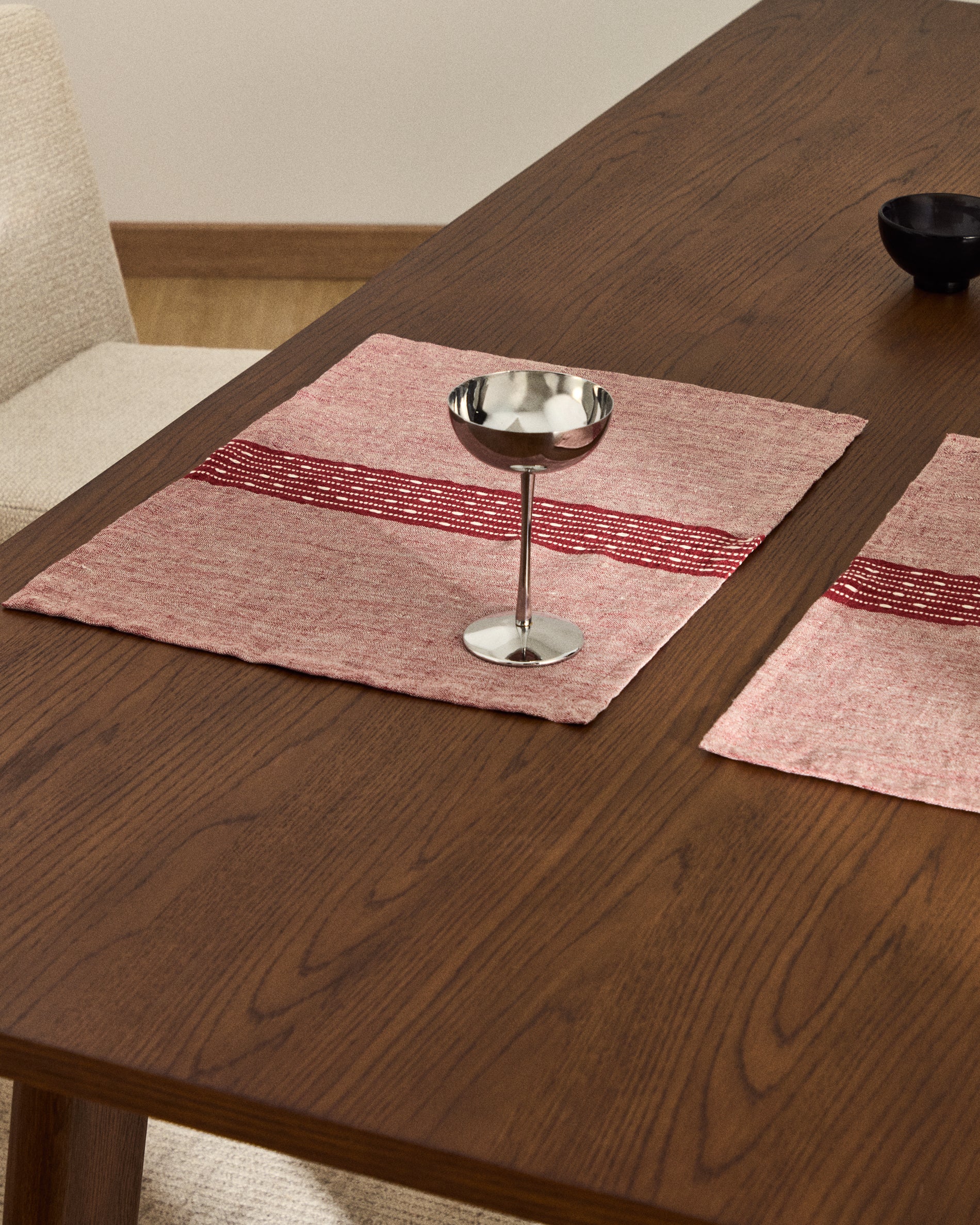 Calena set of 2 placemats linen jacquard with red central stripe 35 x 50 cm - Lifestyle