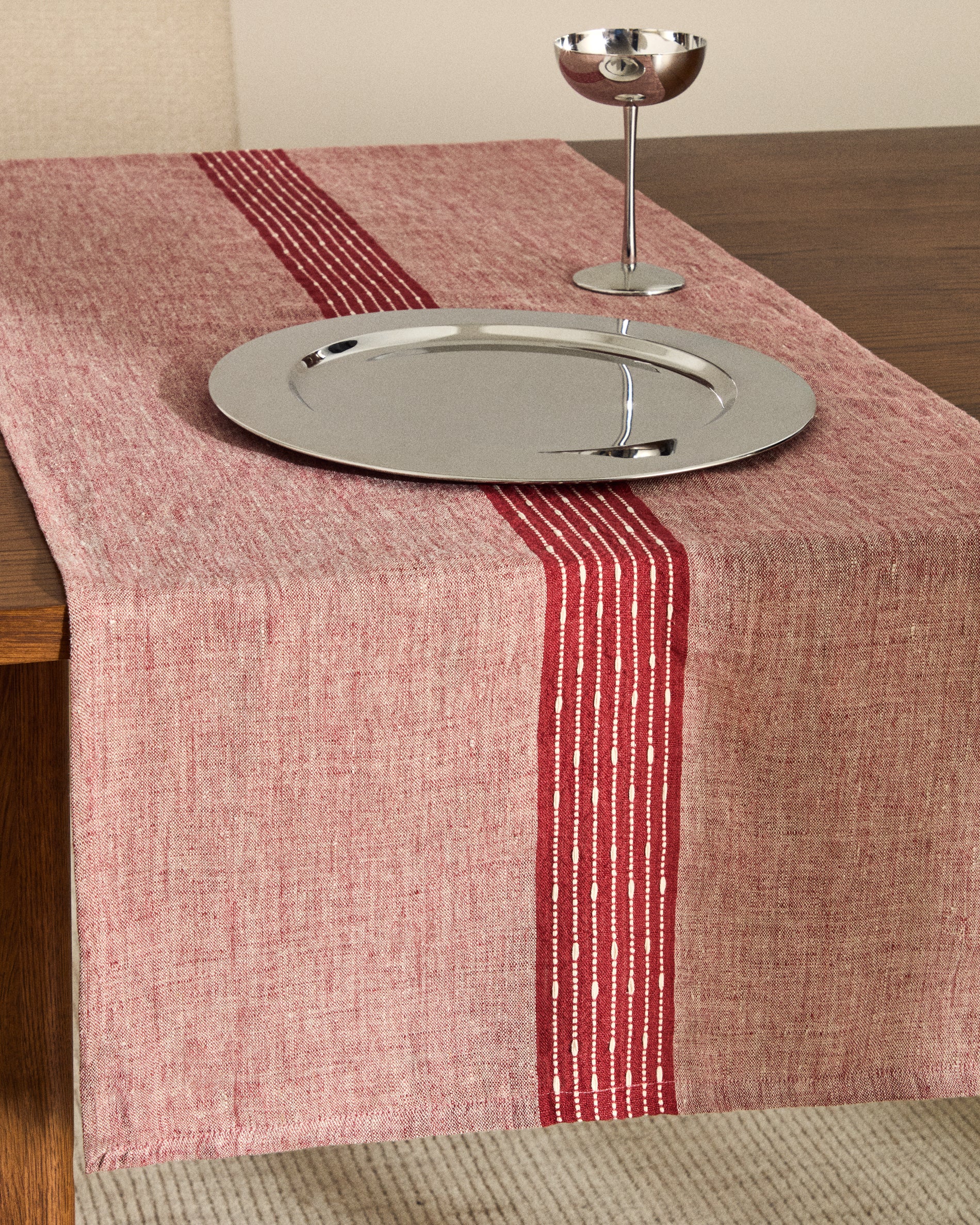 Calena linen jacquard table runner with red central stripe 50 x 150 cm - Lifestyle