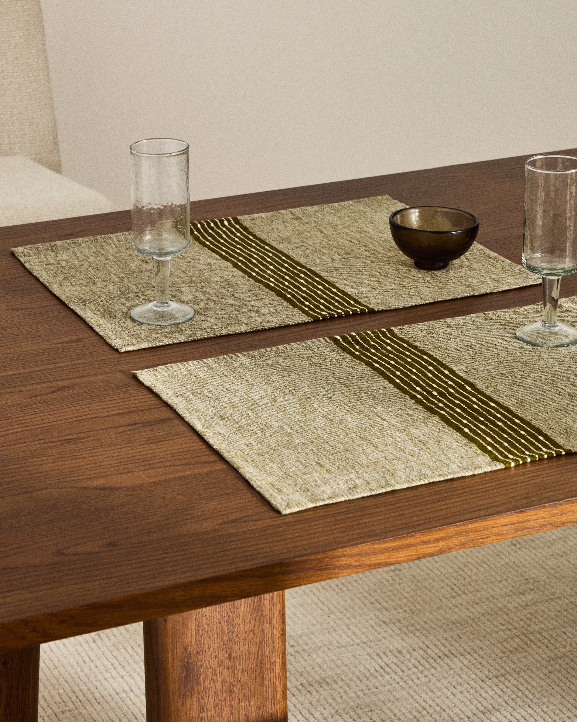 Calena set of 2 placemats linen jacquard with green central stripe 35 x 50 cm - Lifestyle