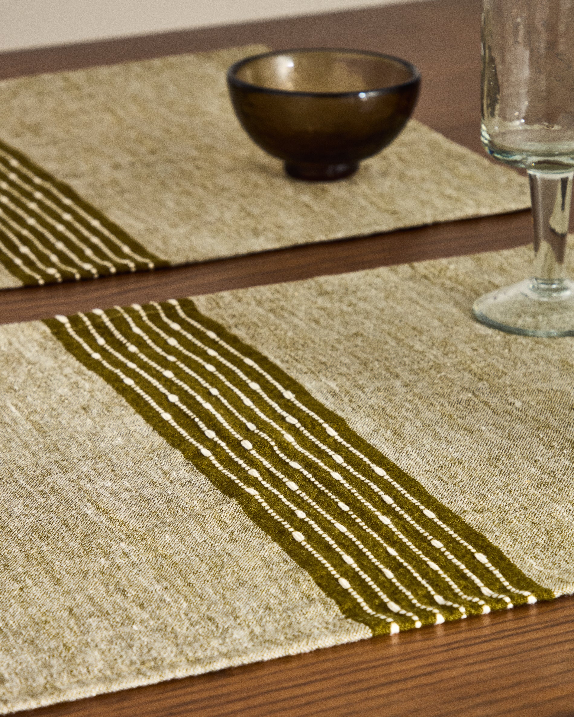 Calena set of 2 placemats linen jacquard with green central stripe 35 x 50 cm - Lifestyle