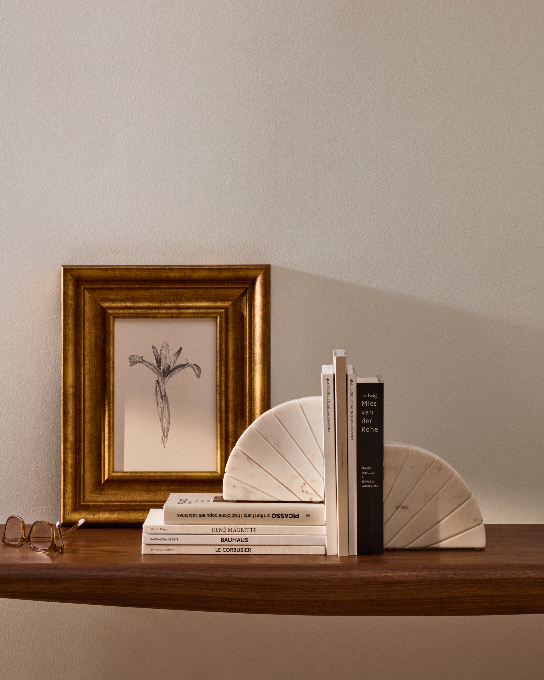 Serela bookend in white marble - Lifestyle
