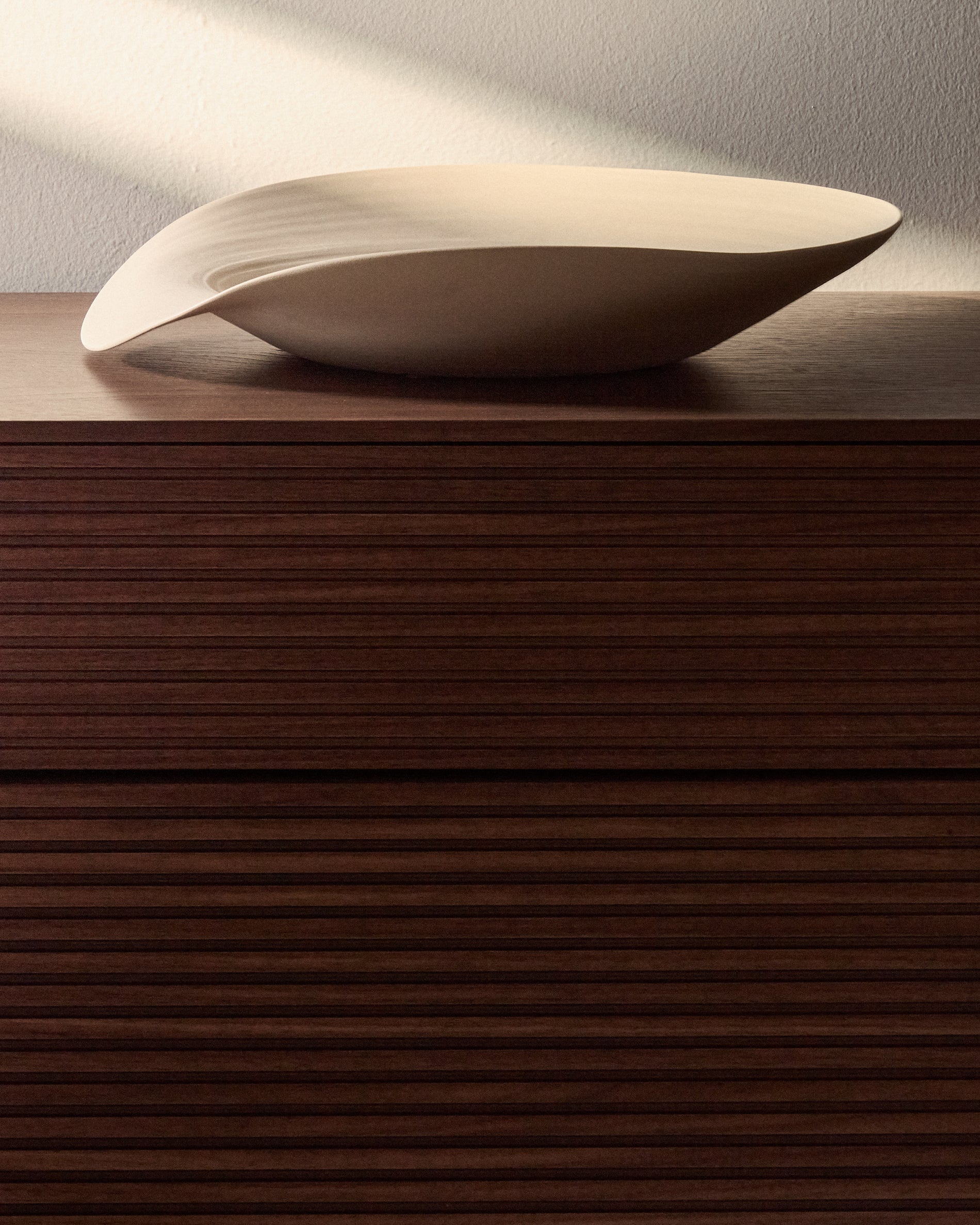 Ebenor beige ceramic centerpiece Ø 40 cm - Lifestyle