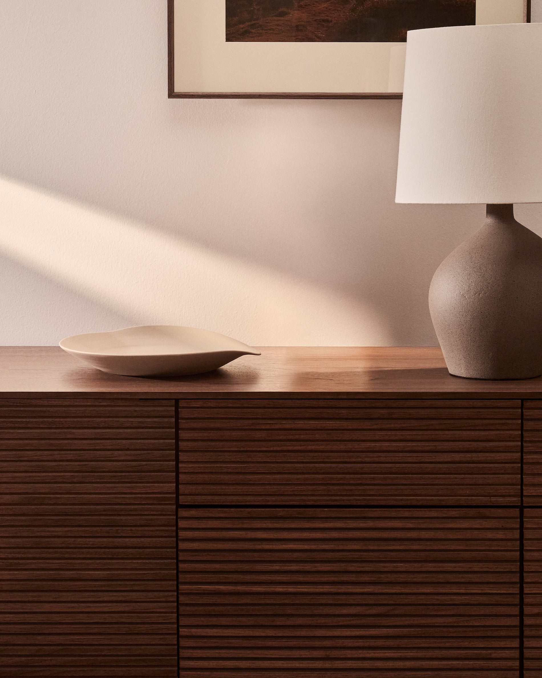 Ebenor beige ceramic table centerpiece Ø 30 cm - Lifestyle