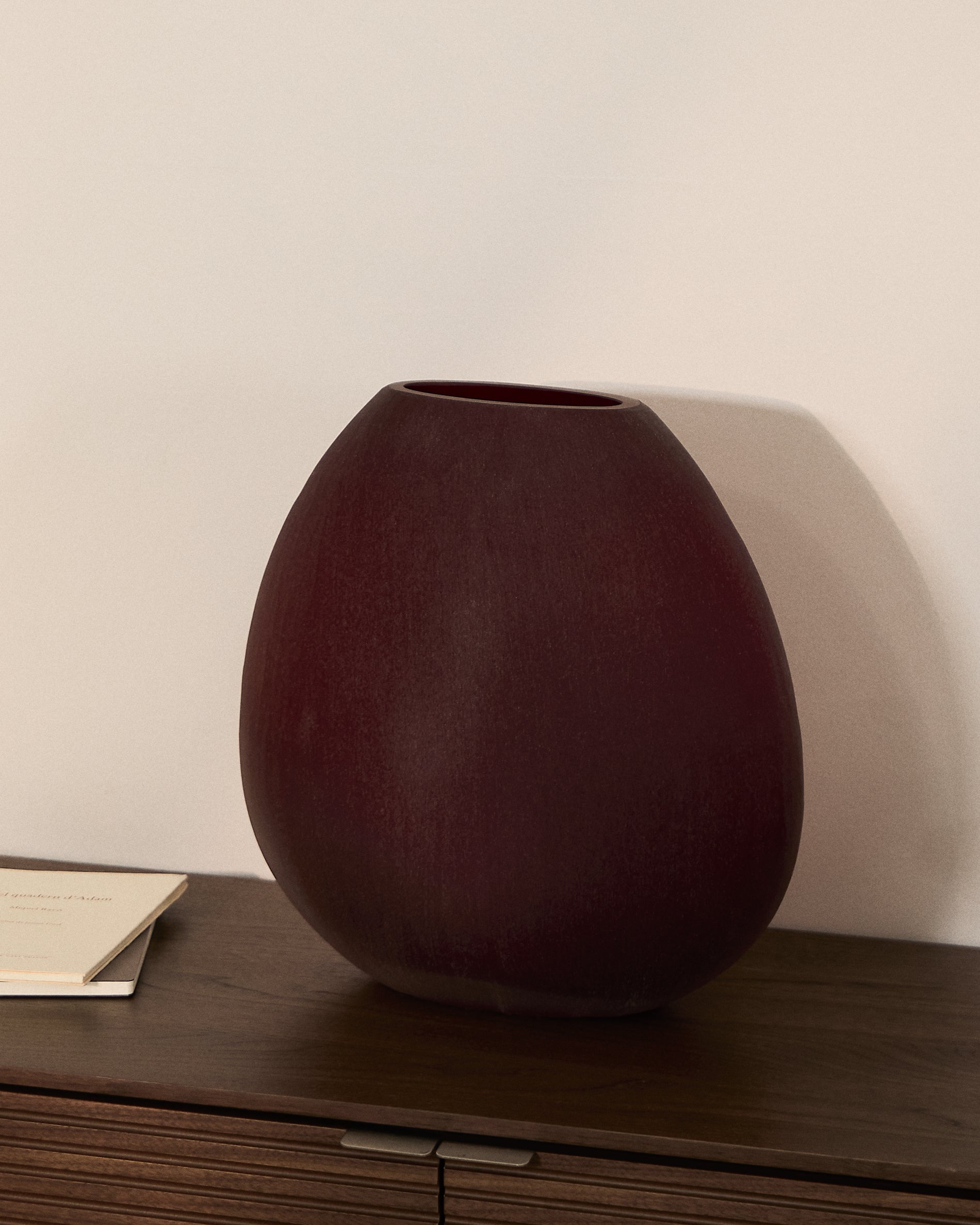 Rovena burgundy glass vase 33.5 cm - Lifestyle