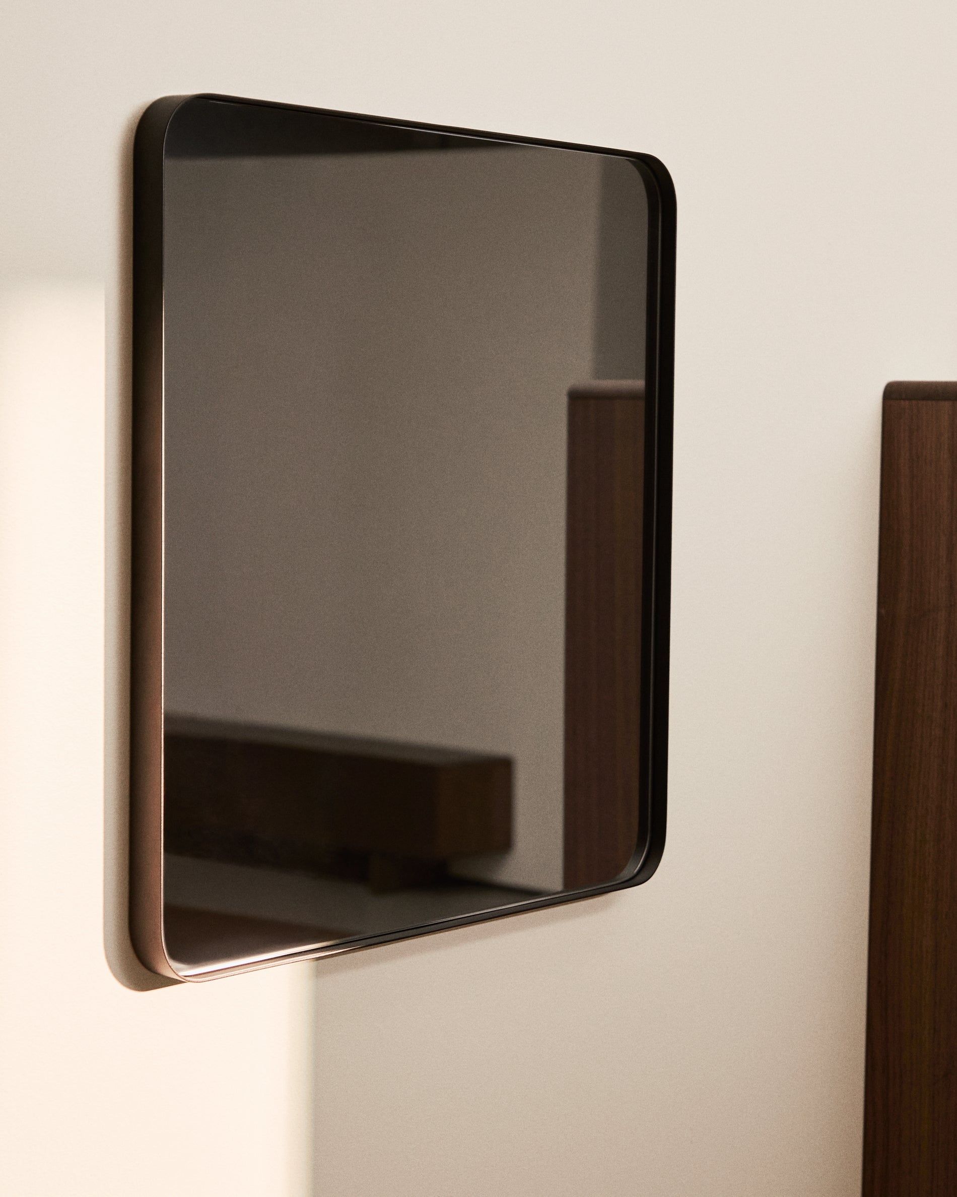 Marco black metal mirror 60 x 60cm - Lifestyle