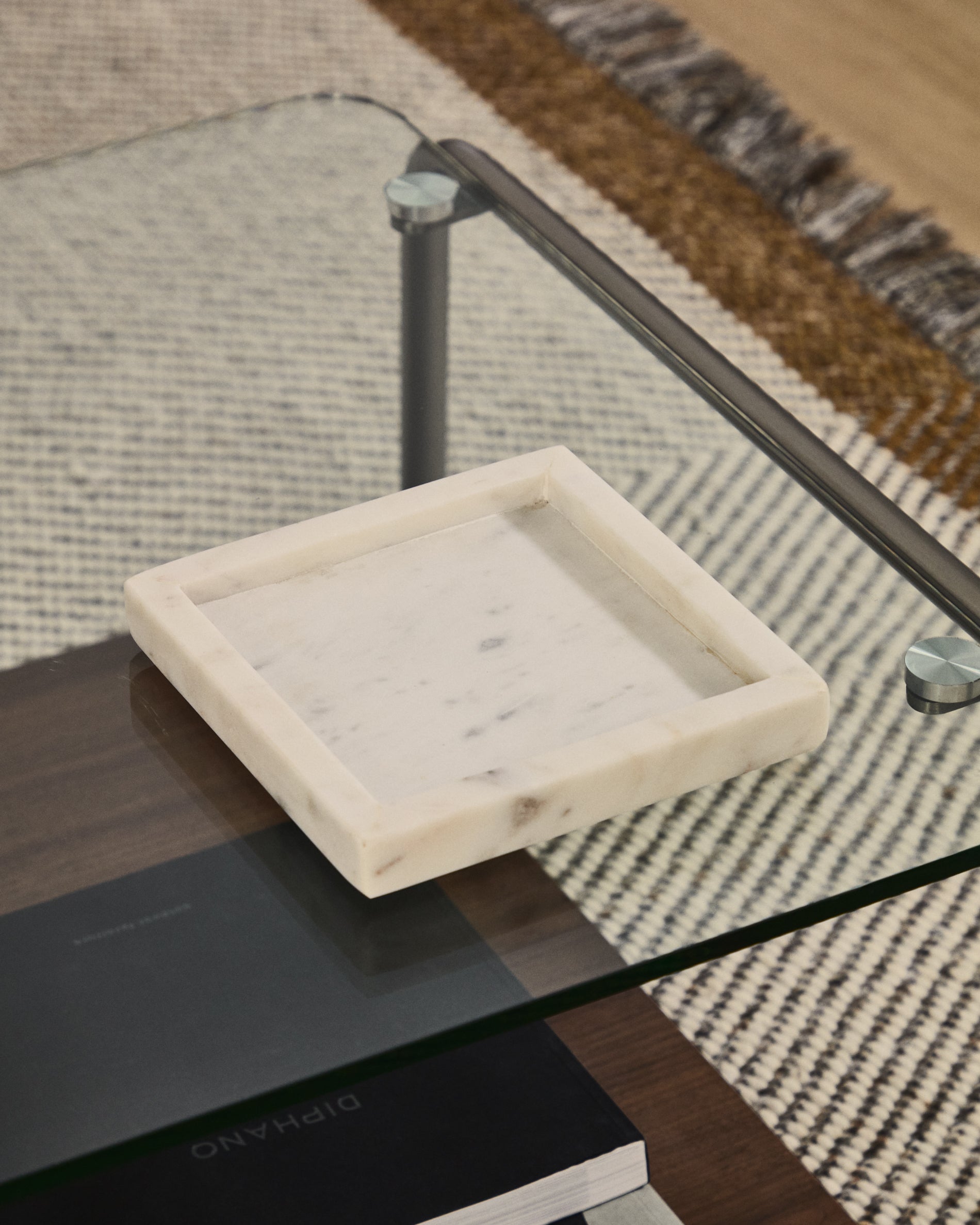 Serela tray in white marble 18 x 18 cm - Lifestyle
