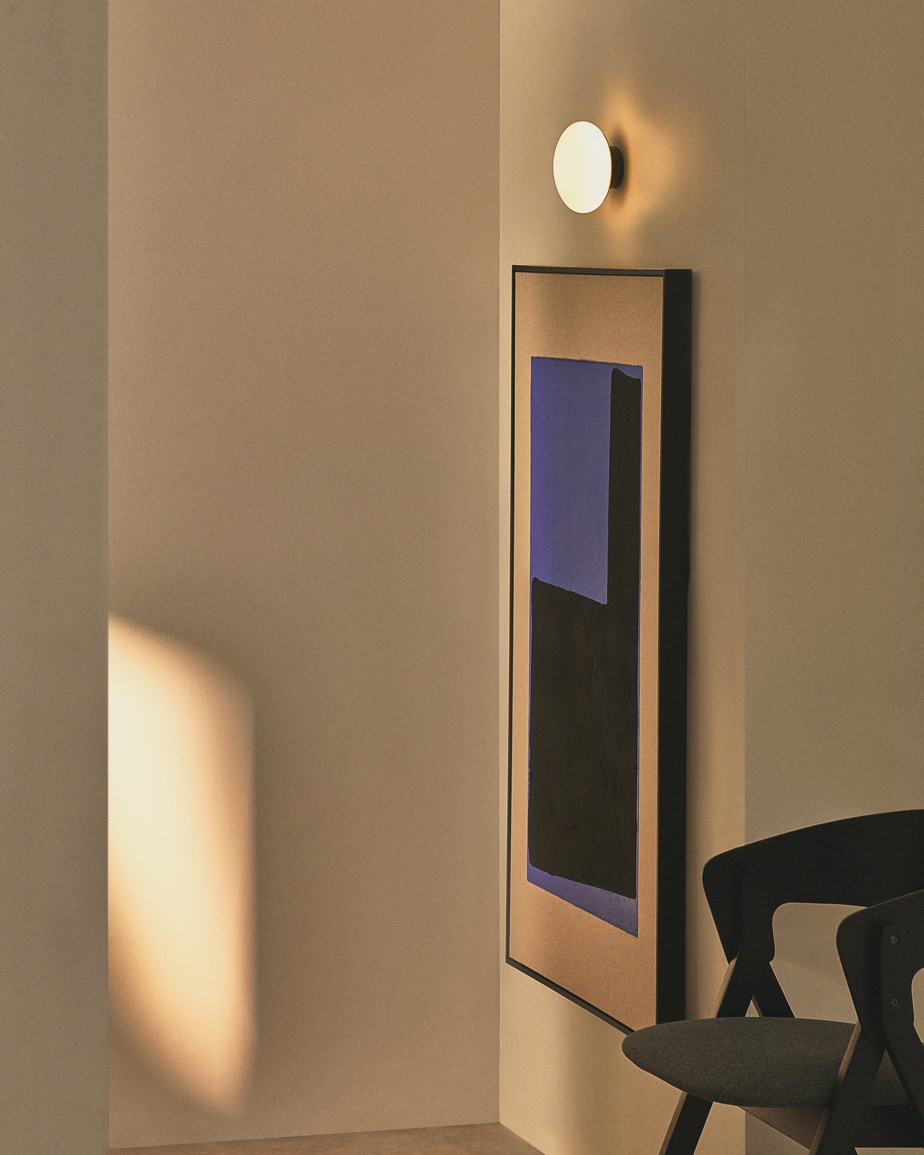Bamila wall lamp in smoked glass and black metal Ø15cm - Lifestyle