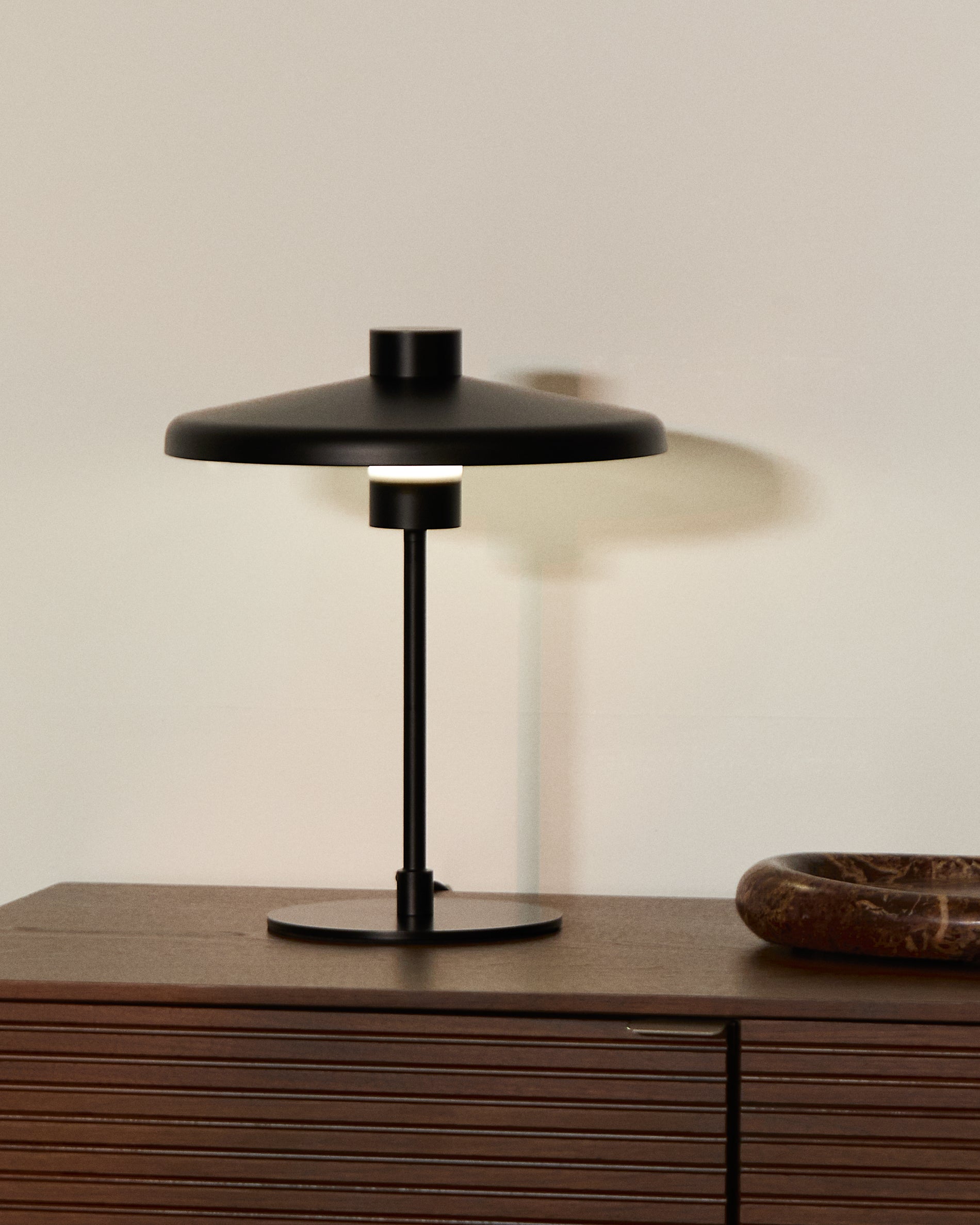 Nuvira table lamp in black satin metal - Lifestyle