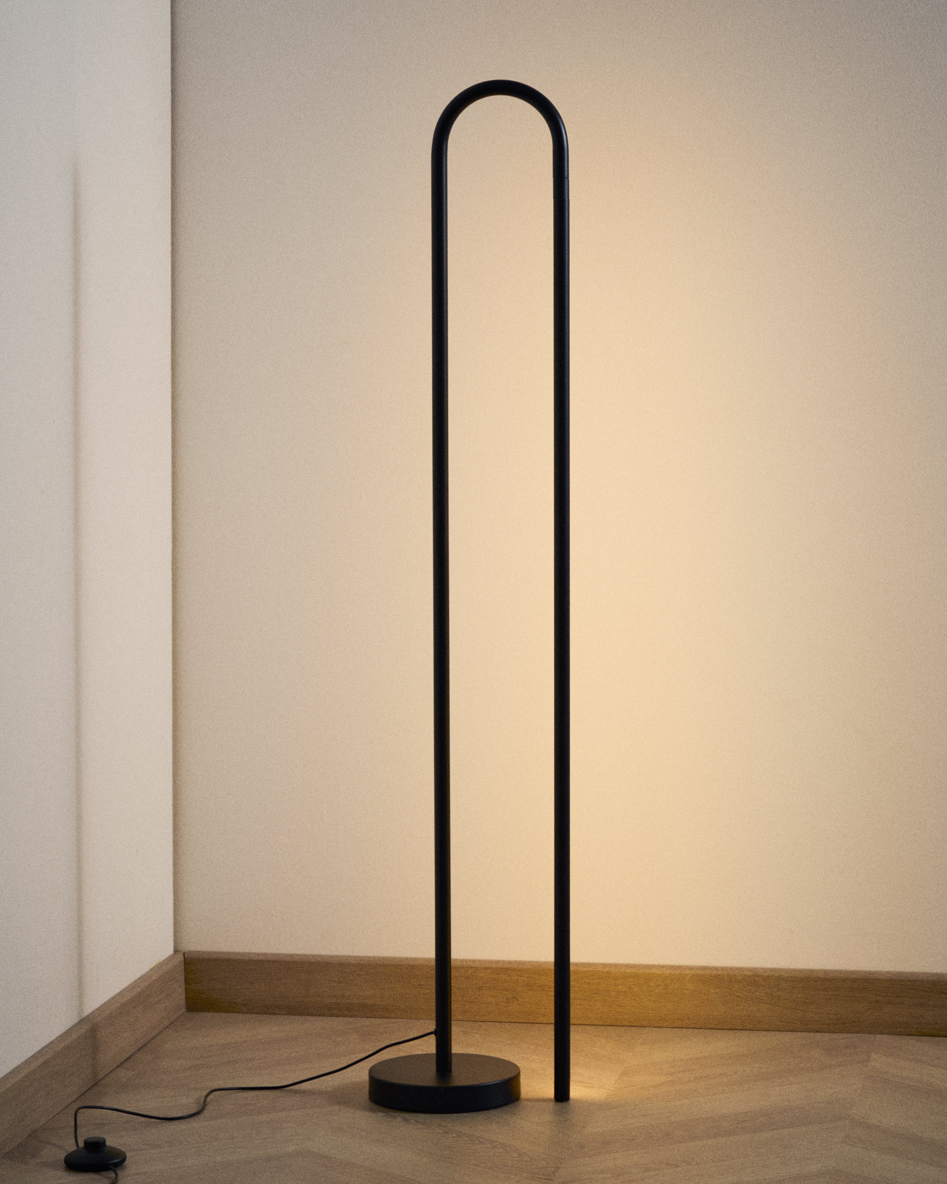 Bow black aluminium floor lamp - Lifestyle