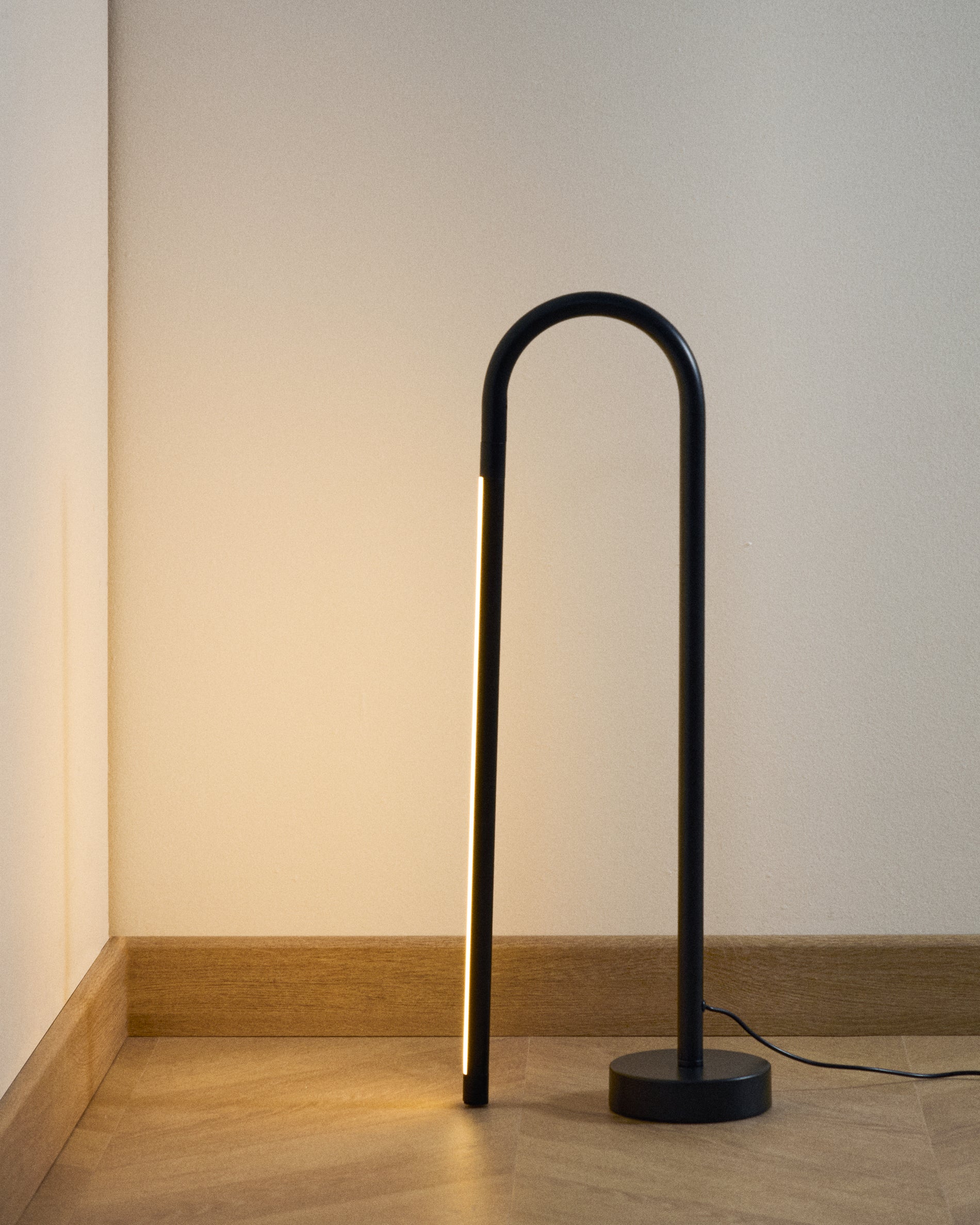 Bow black aluminium table lamp - Lifestyle