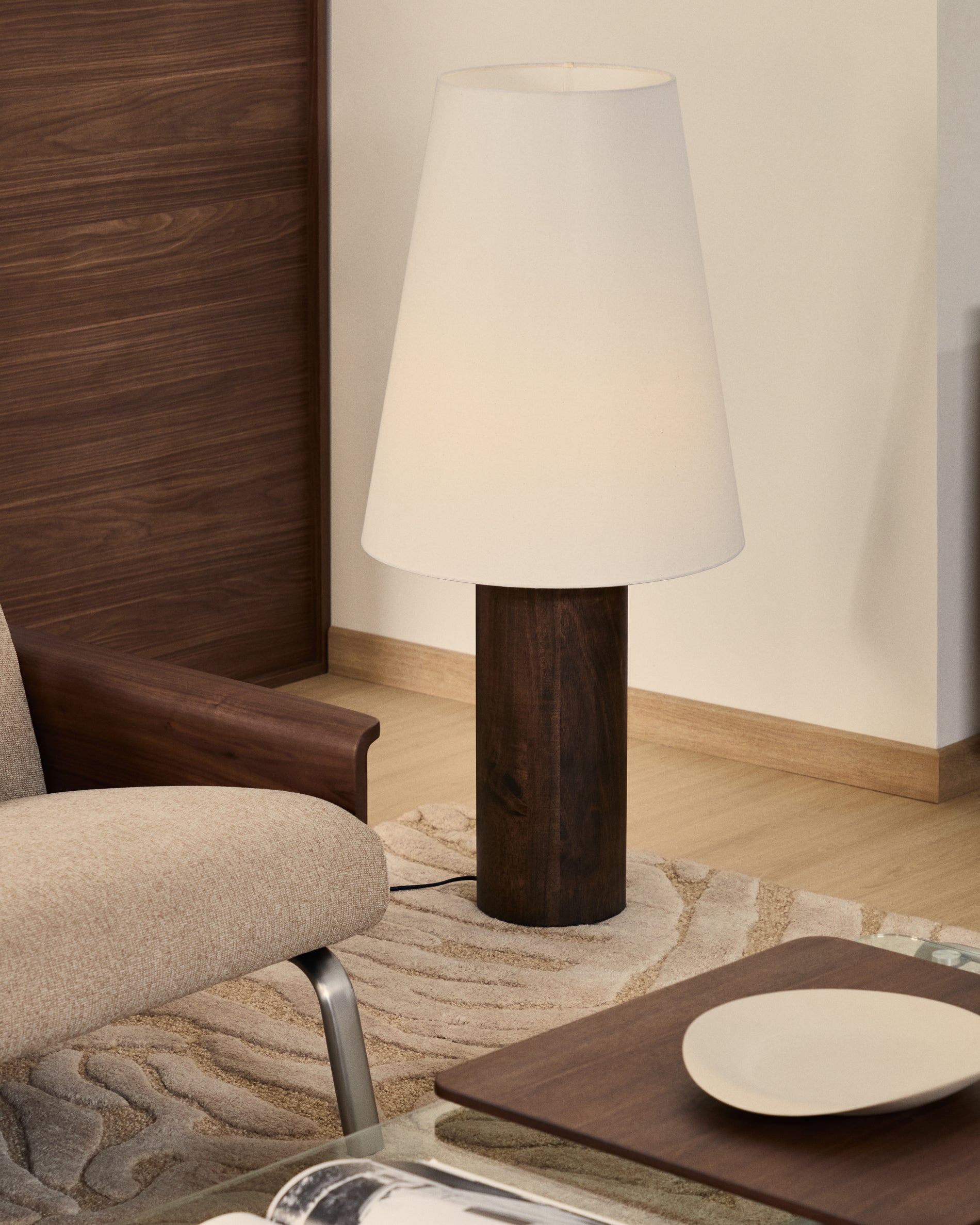 Marga floor lamp made from solid rubber wood with dark finish - Lifestyle